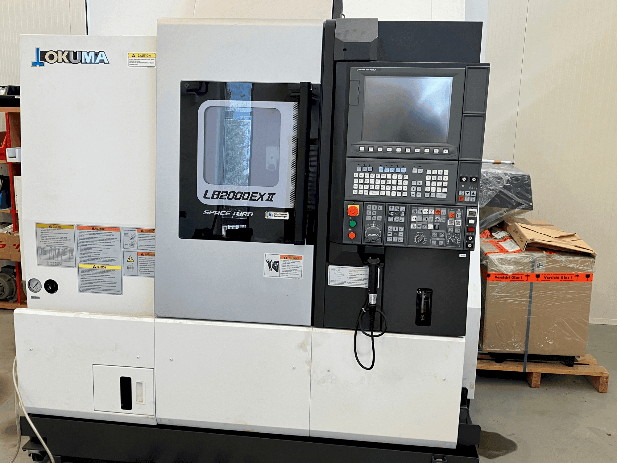 Vista frontal de la máquina Okuma LB2000 EX II (2018)