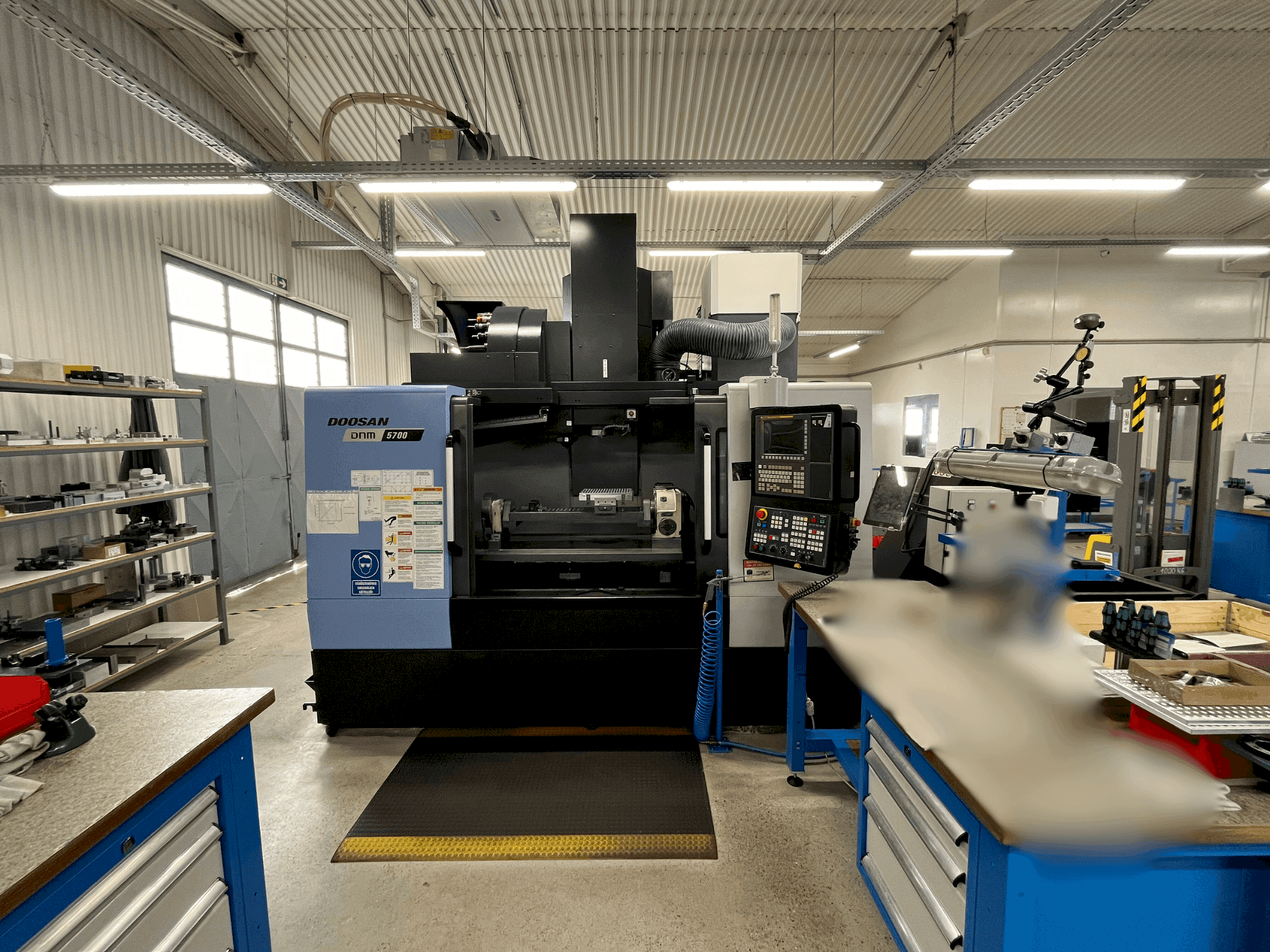 Vista frontal de la máquina DOOSAN DNM 5700