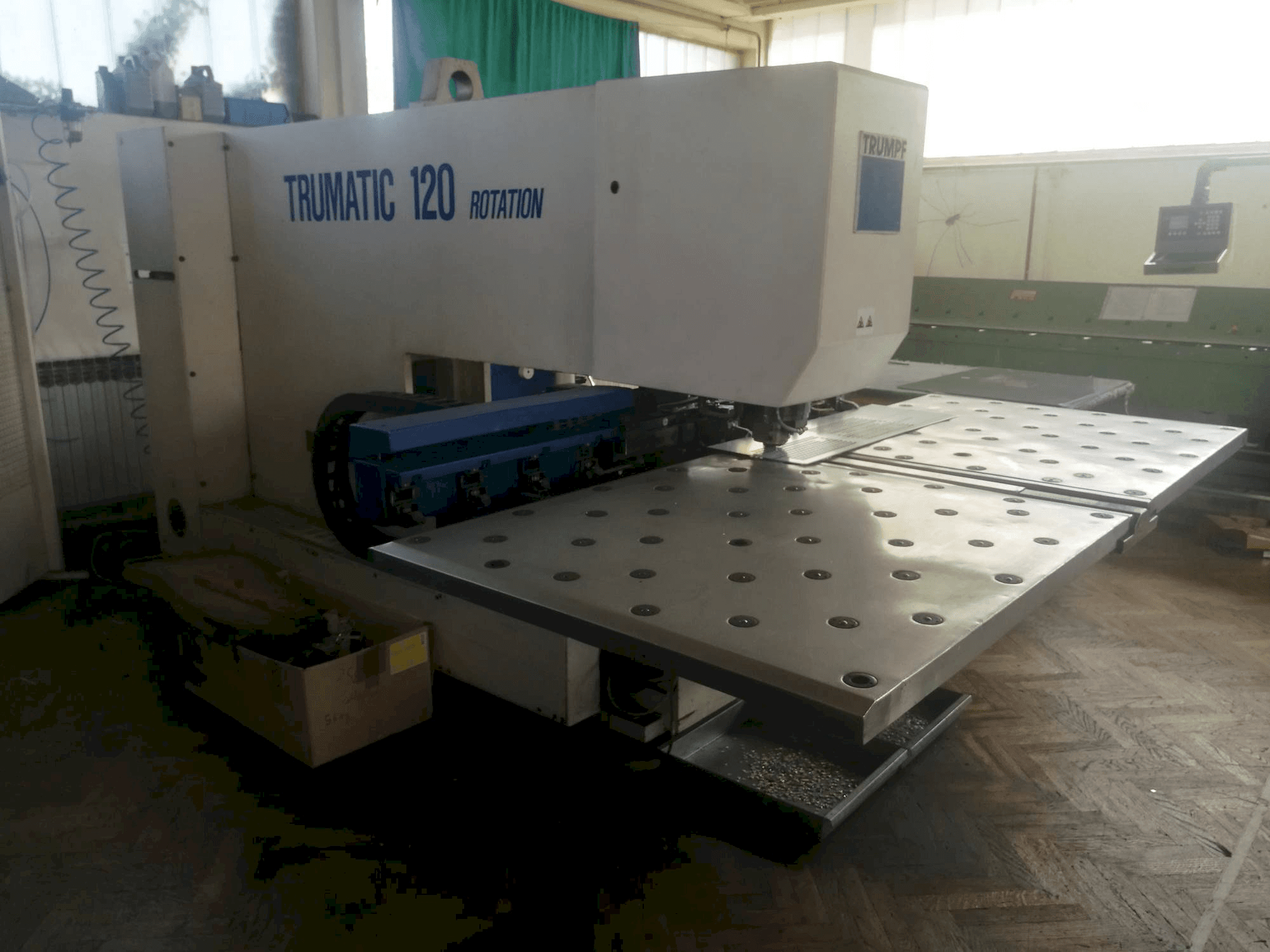 Vista frontal de la máquina Trumpf Trumatic 120R