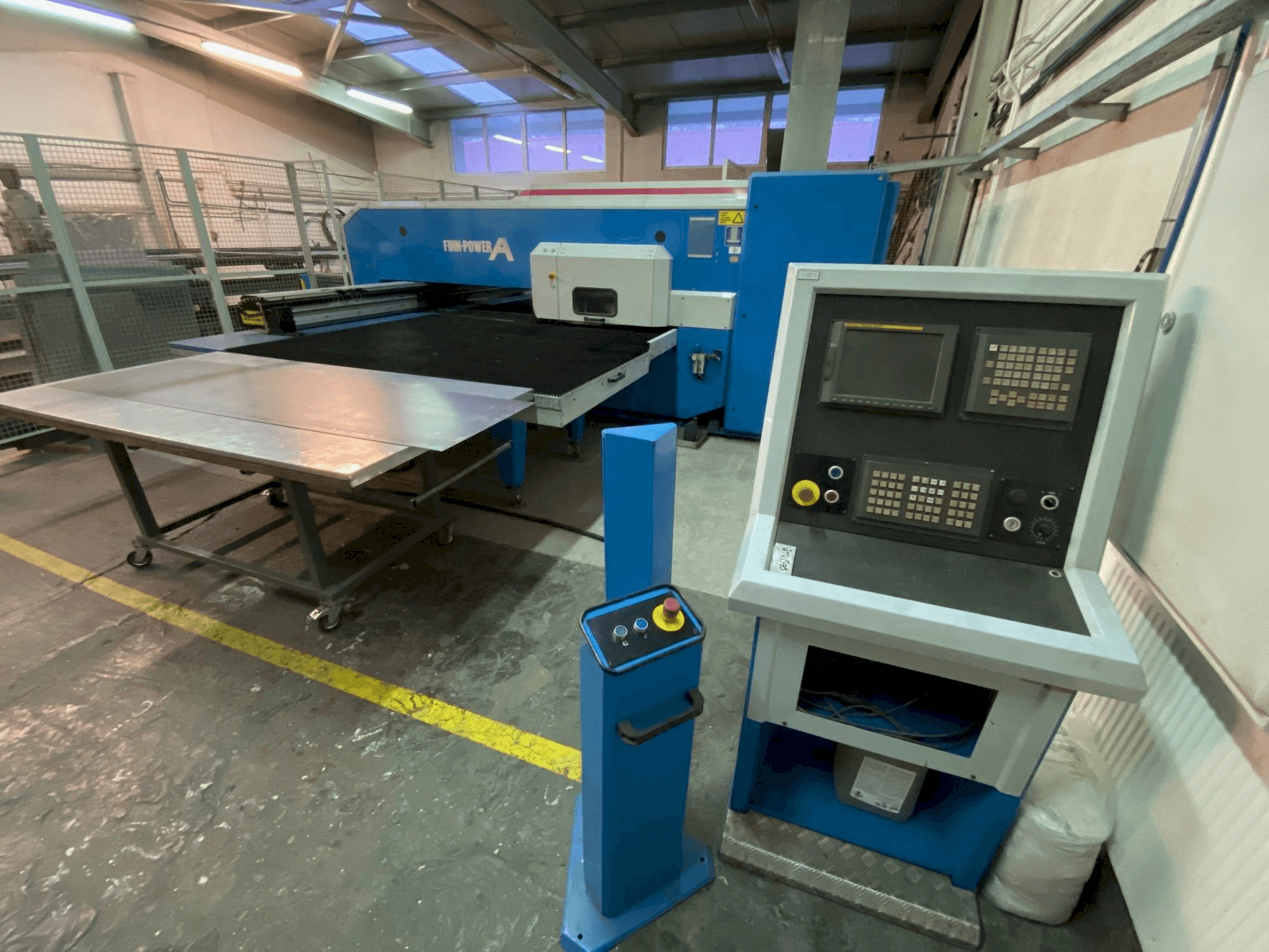 Vista frontal de la máquina Finn-Power A 5 F