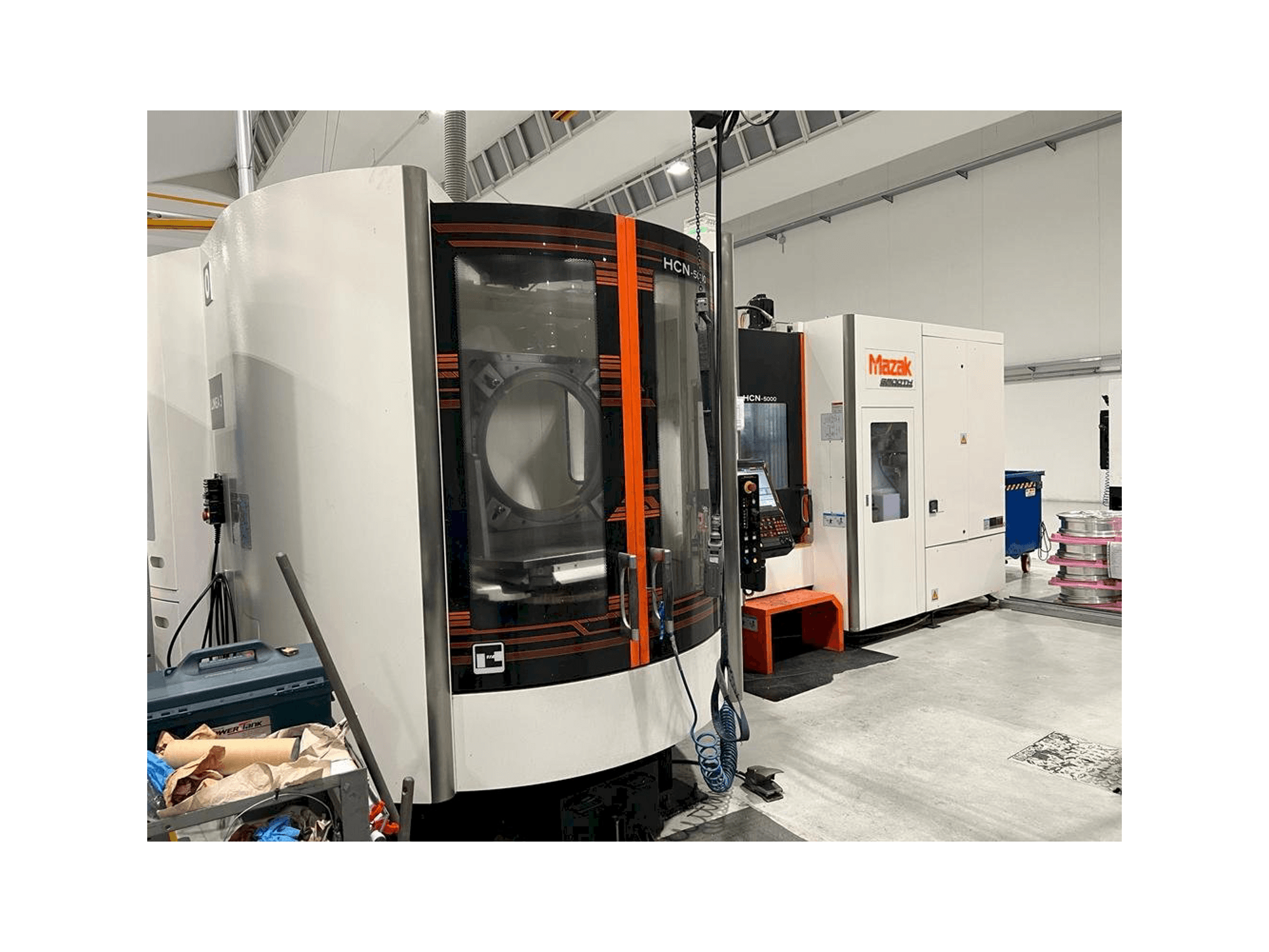 Vista frontal de la máquina Mazak HCN-5000