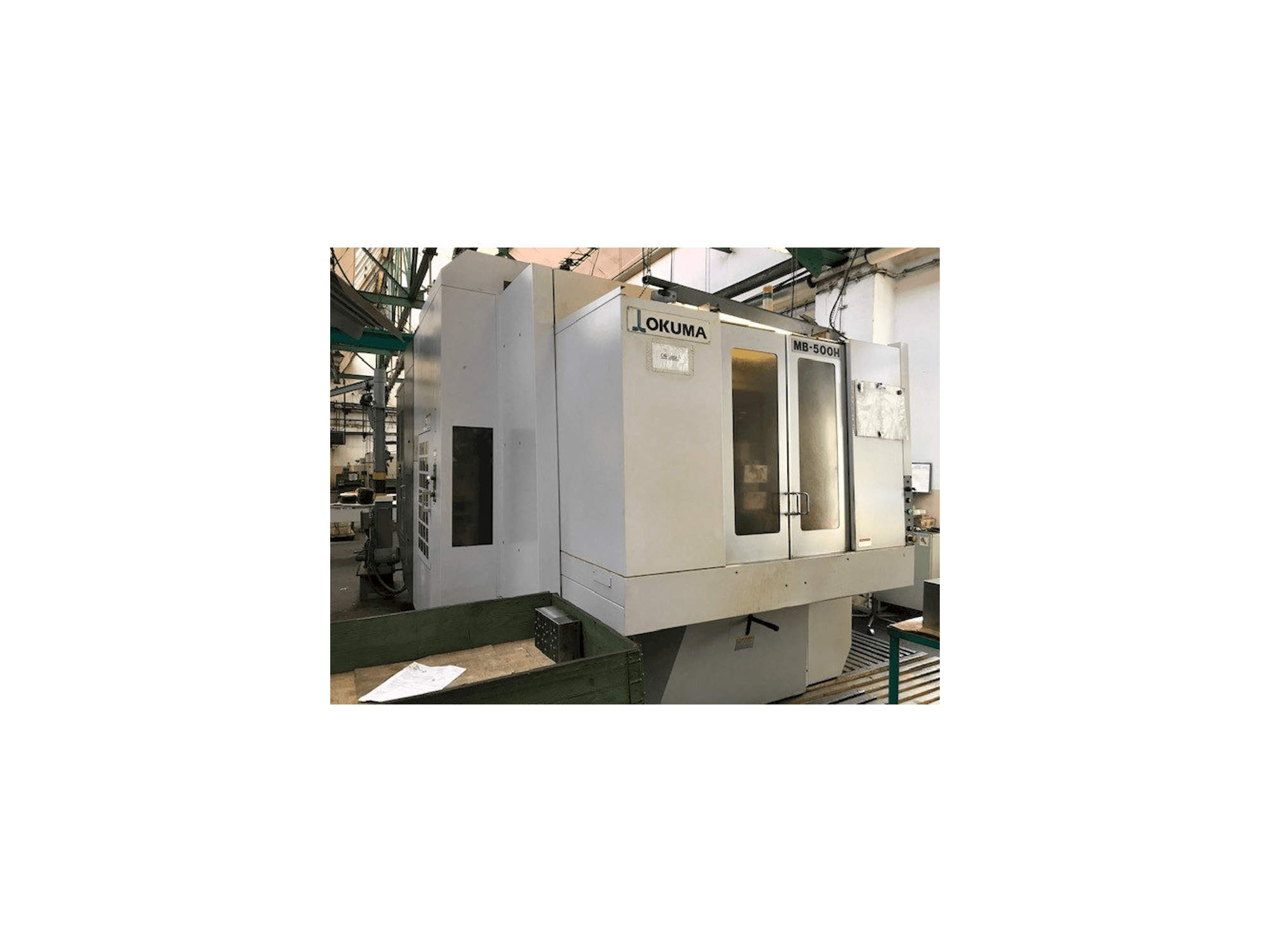 Vista frontal de la máquina Okuma MB-500H