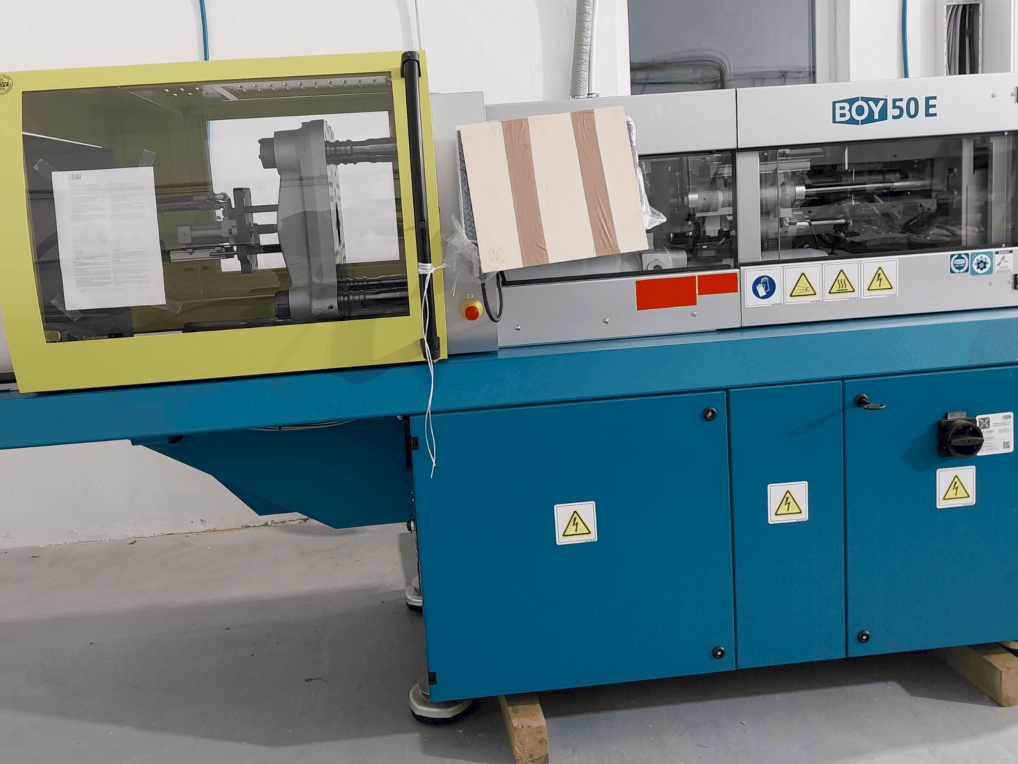 Vista frontal de la máquina BOY 50 E