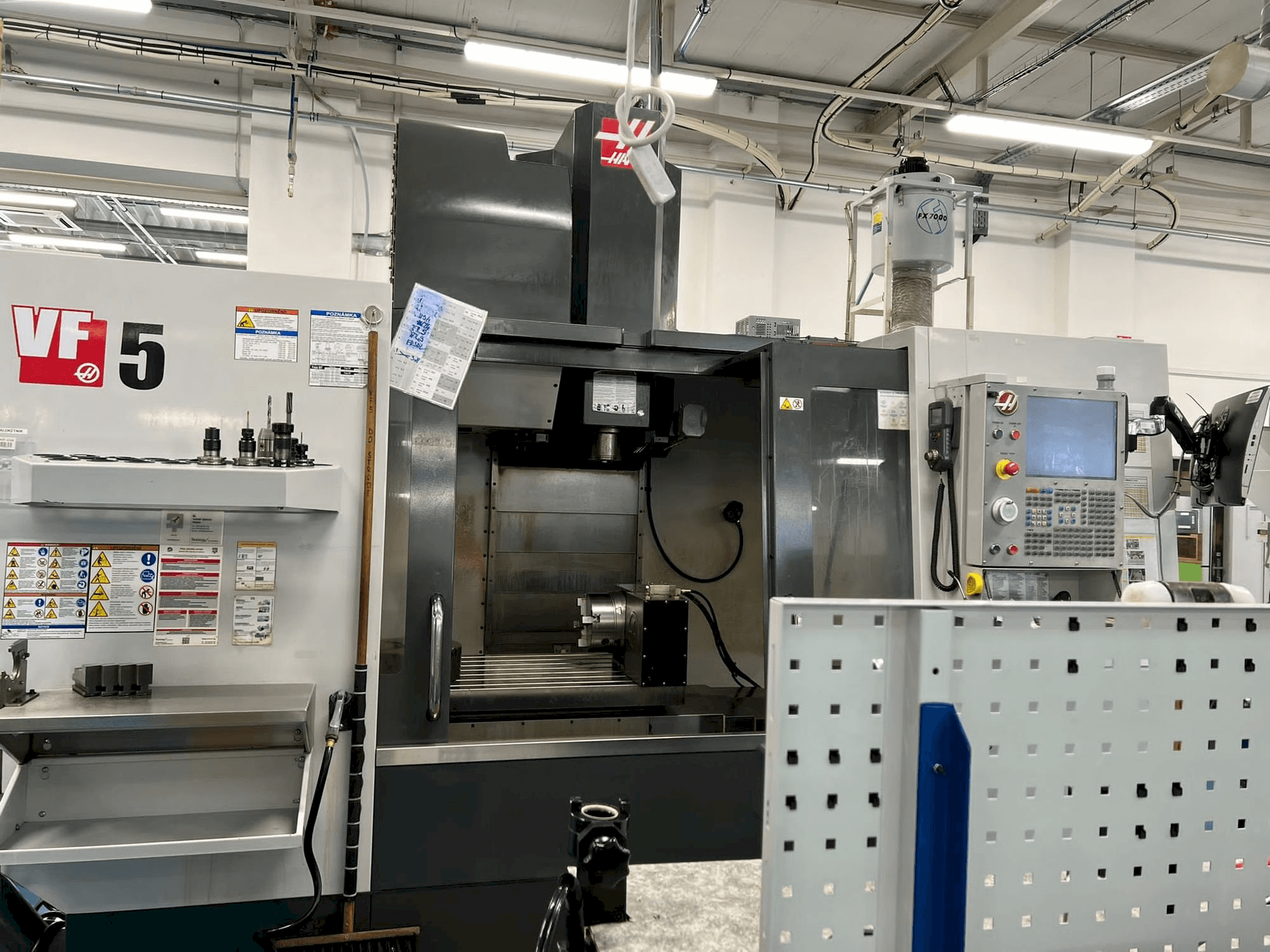 Vista frontal de la máquina HAAS VF-5/40