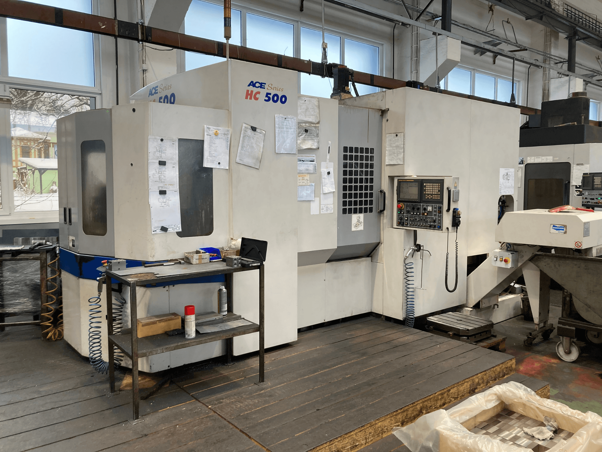 Centro de mecanizado horizontal DOOSAN ACE HC-500, vista frontal; dispone de panel de control, almacenamiento de herramientas múltiples y configuración industrial.