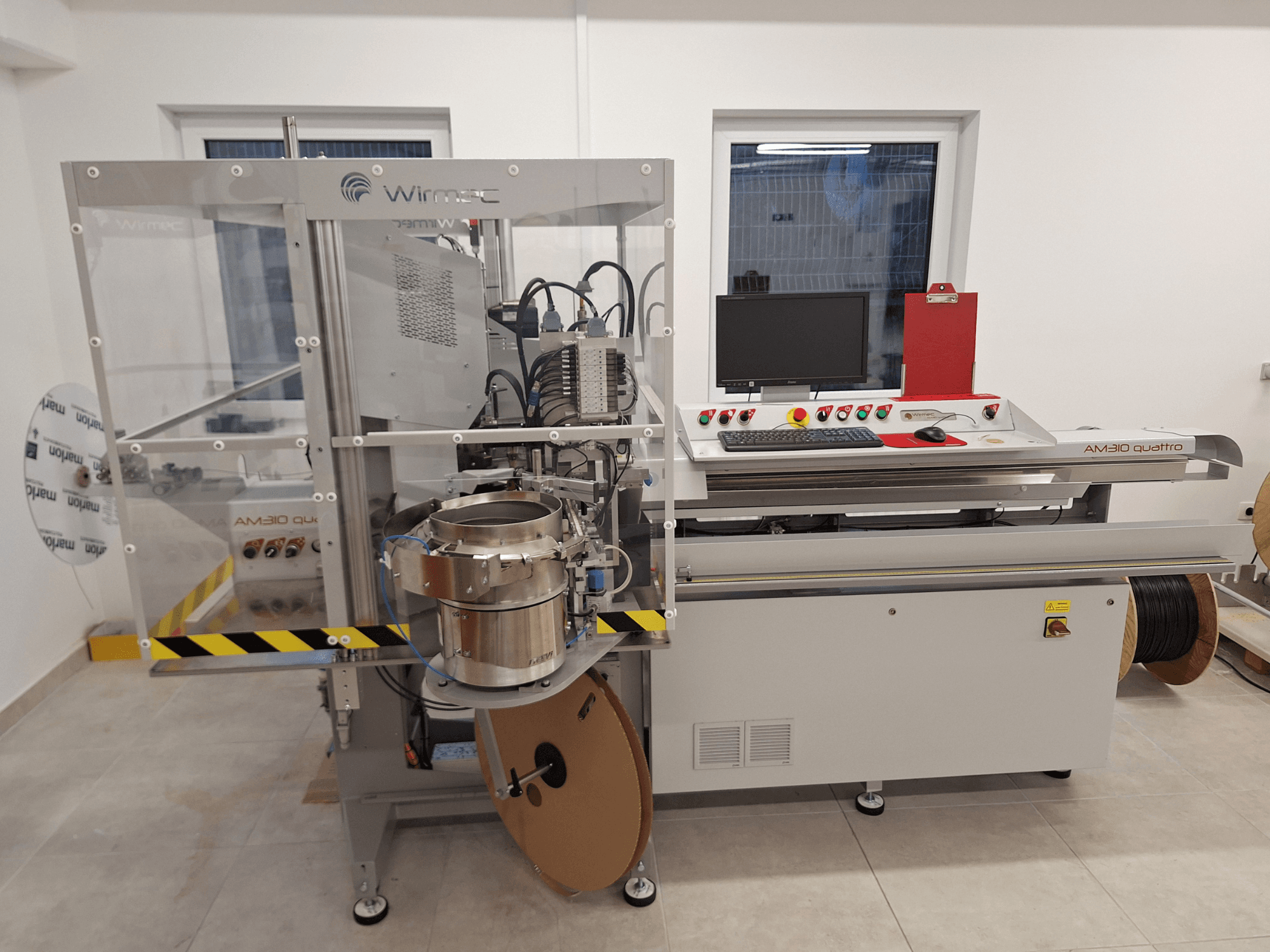 Máquina herramienta WIRMEC AM310-117, vista frontal, con panel de control, ordenador y componentes de acero inoxidable, colocada en un espacio de trabajo.