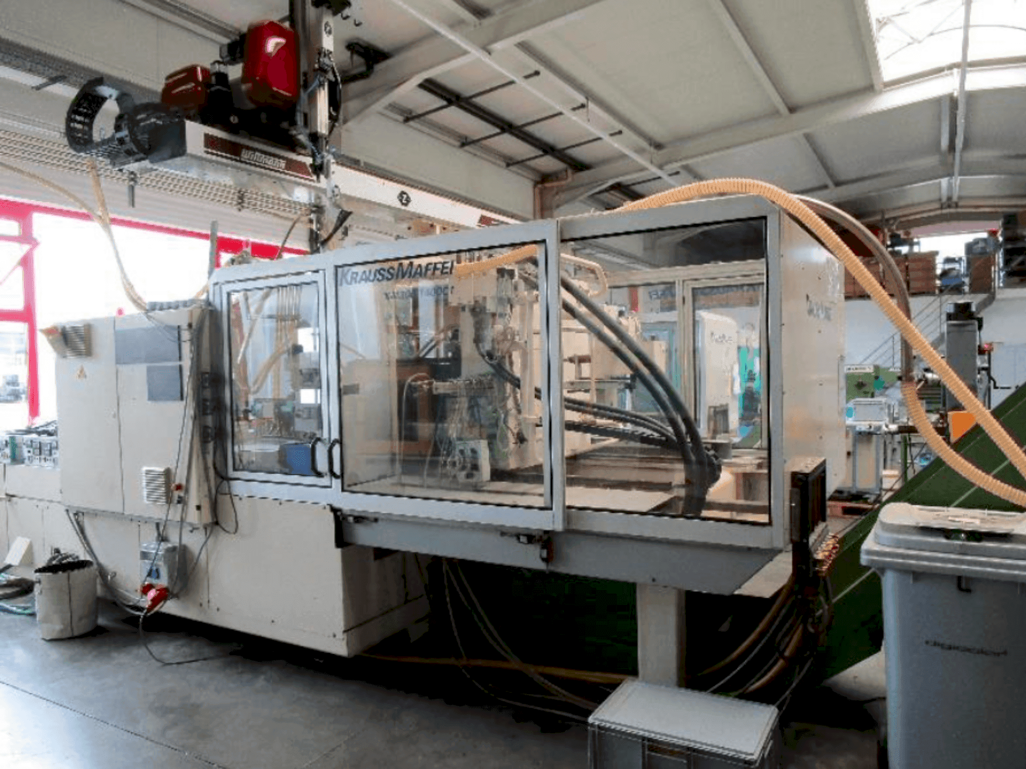 Vista frontal de la máquina Krauss Maffei 300-1400 C1