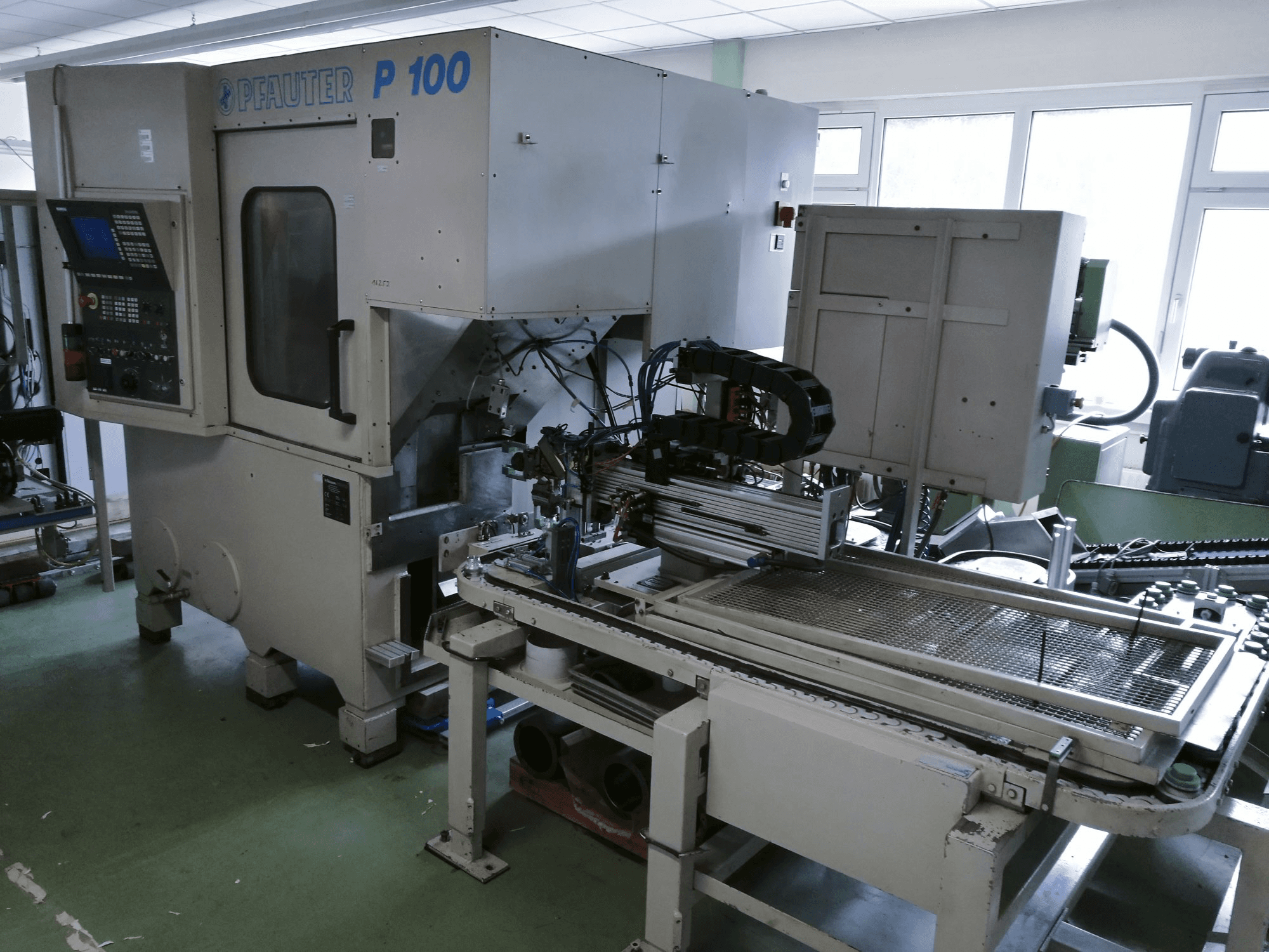 Vista frontal de la máquina GLEASON-PFAUTER P100