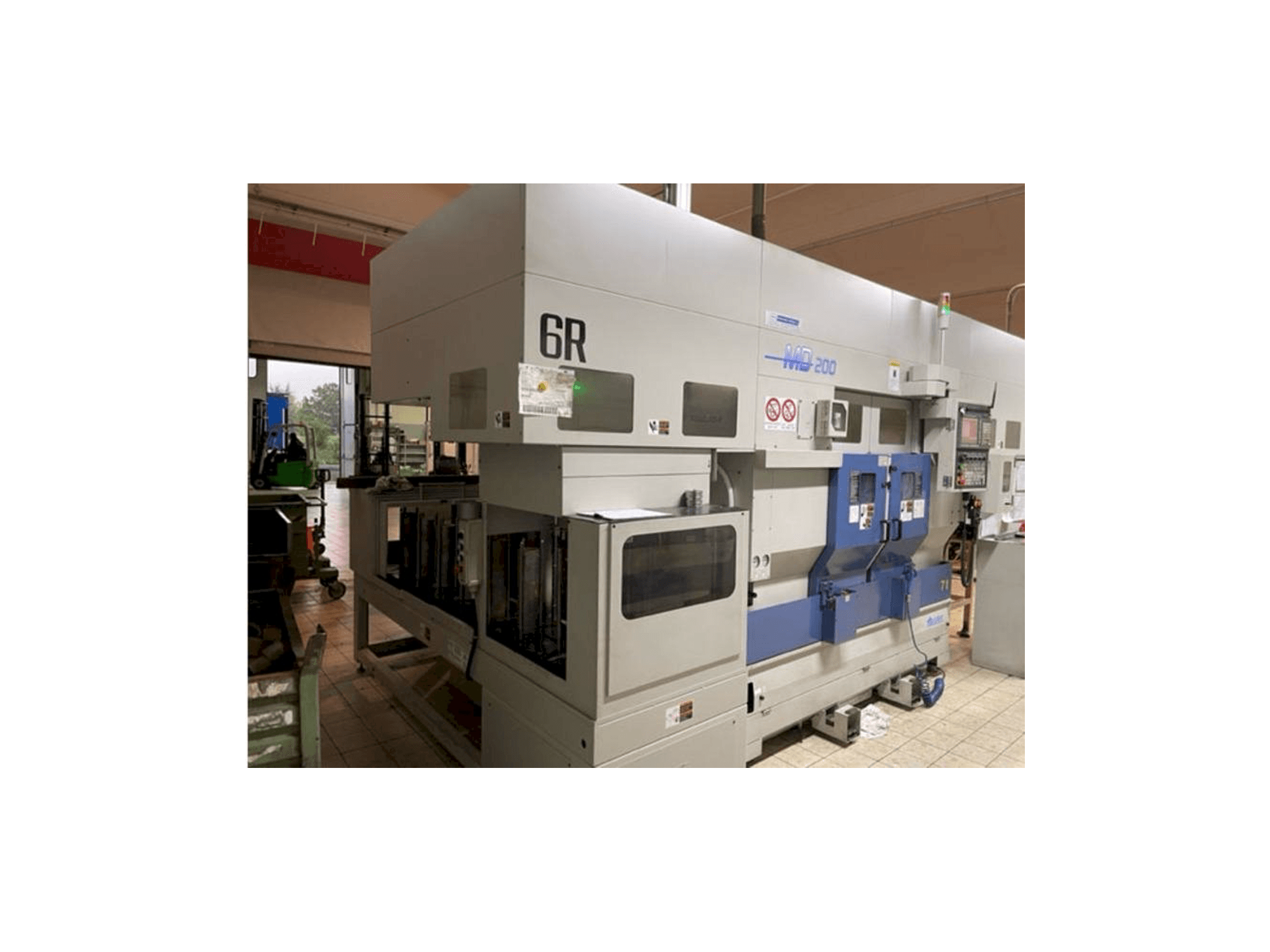 Vista frontal de la máquina Muratec MD 200