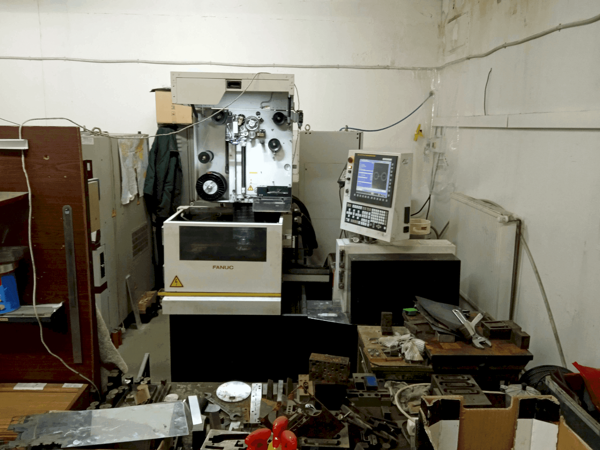 Vista frontal de la máquina FANUC Robocut Alpha 0iE