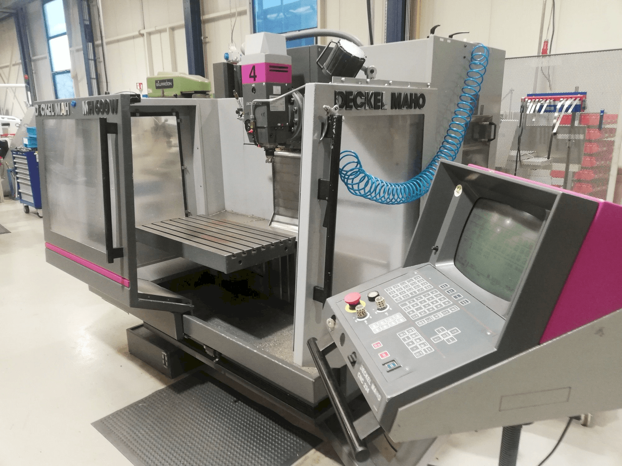 Vista frontal de la máquina DECKEL MAHO MH 600W