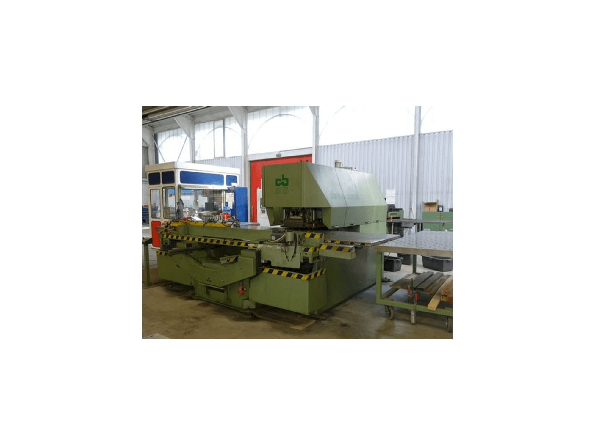 Vista frontal de la máquina Behrens CB 25/1250