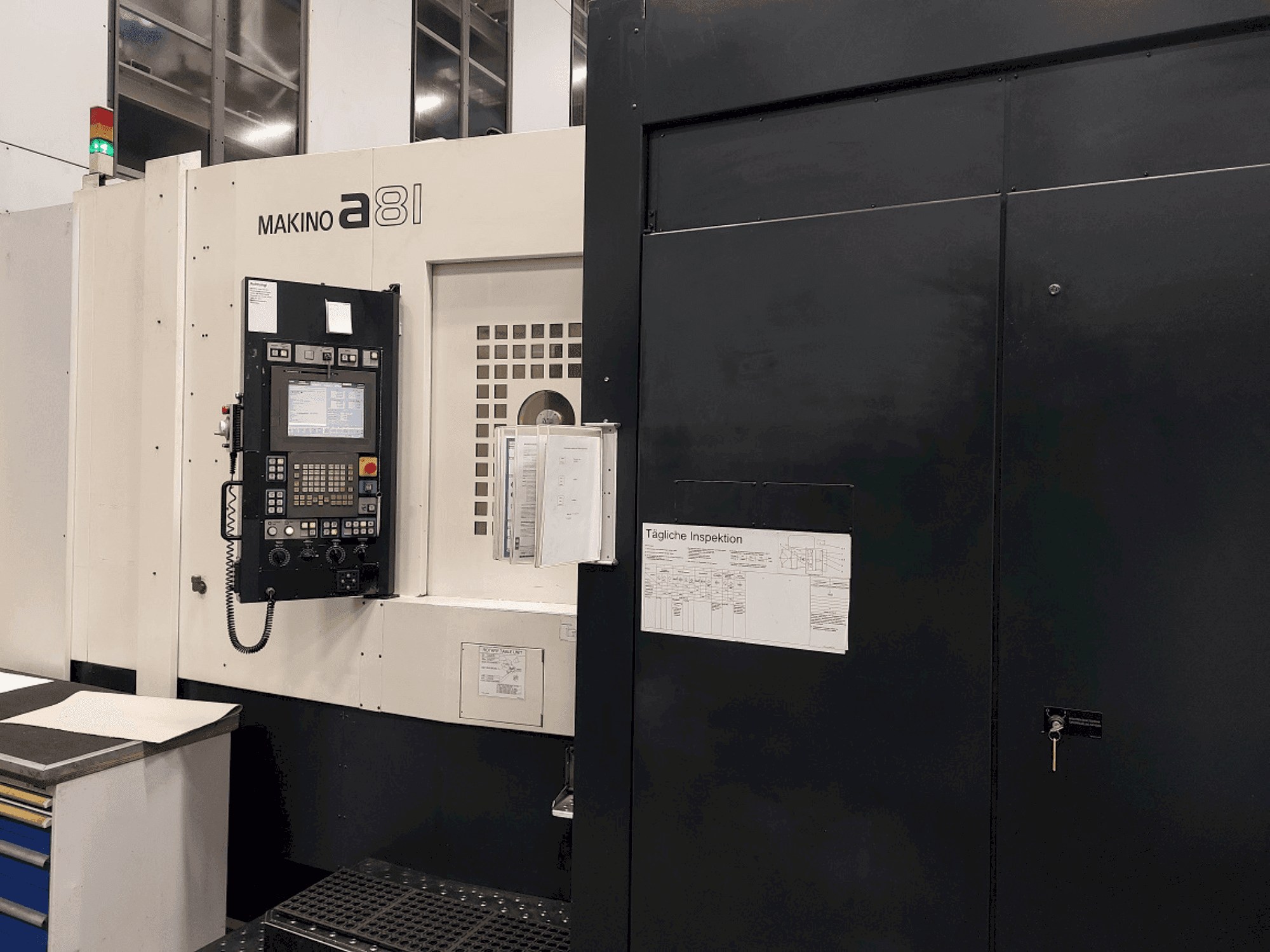 Vista frontal de la máquina Makino a81