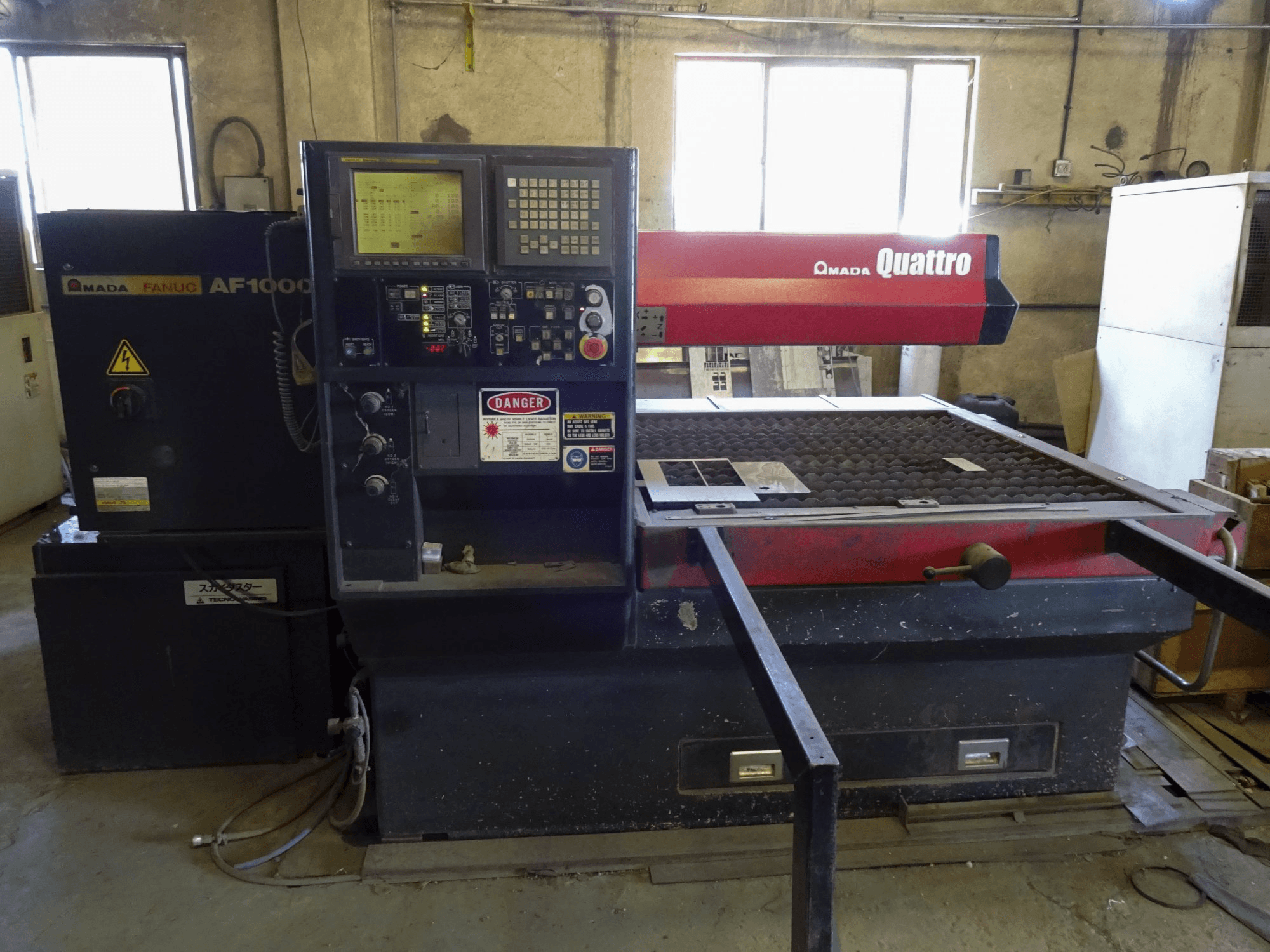 Vista frontal 1 de la máquina AMADA Quattro AF1000E