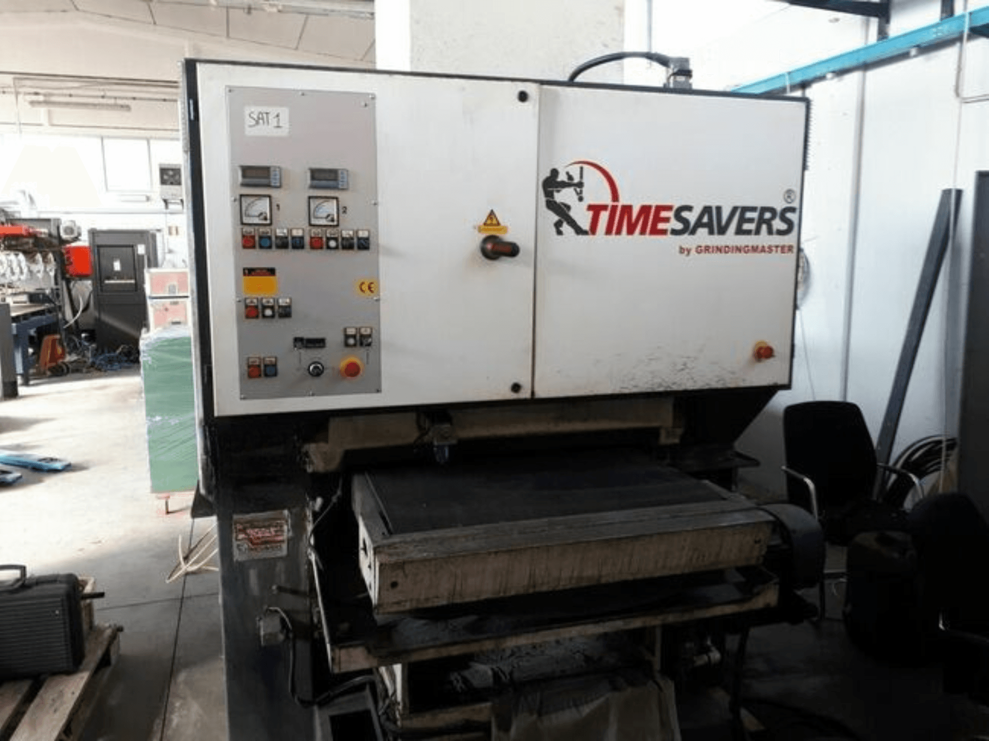 Vista frontal de la desbarbadora TIMESAVERS 41-SERIE-900-WW, que cuenta con un panel de control con mandos, botones e indicadores.