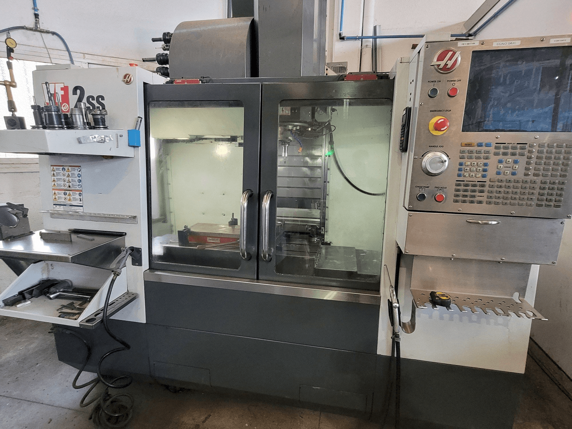 Vista frontal de la máquina HAAS VF2SS