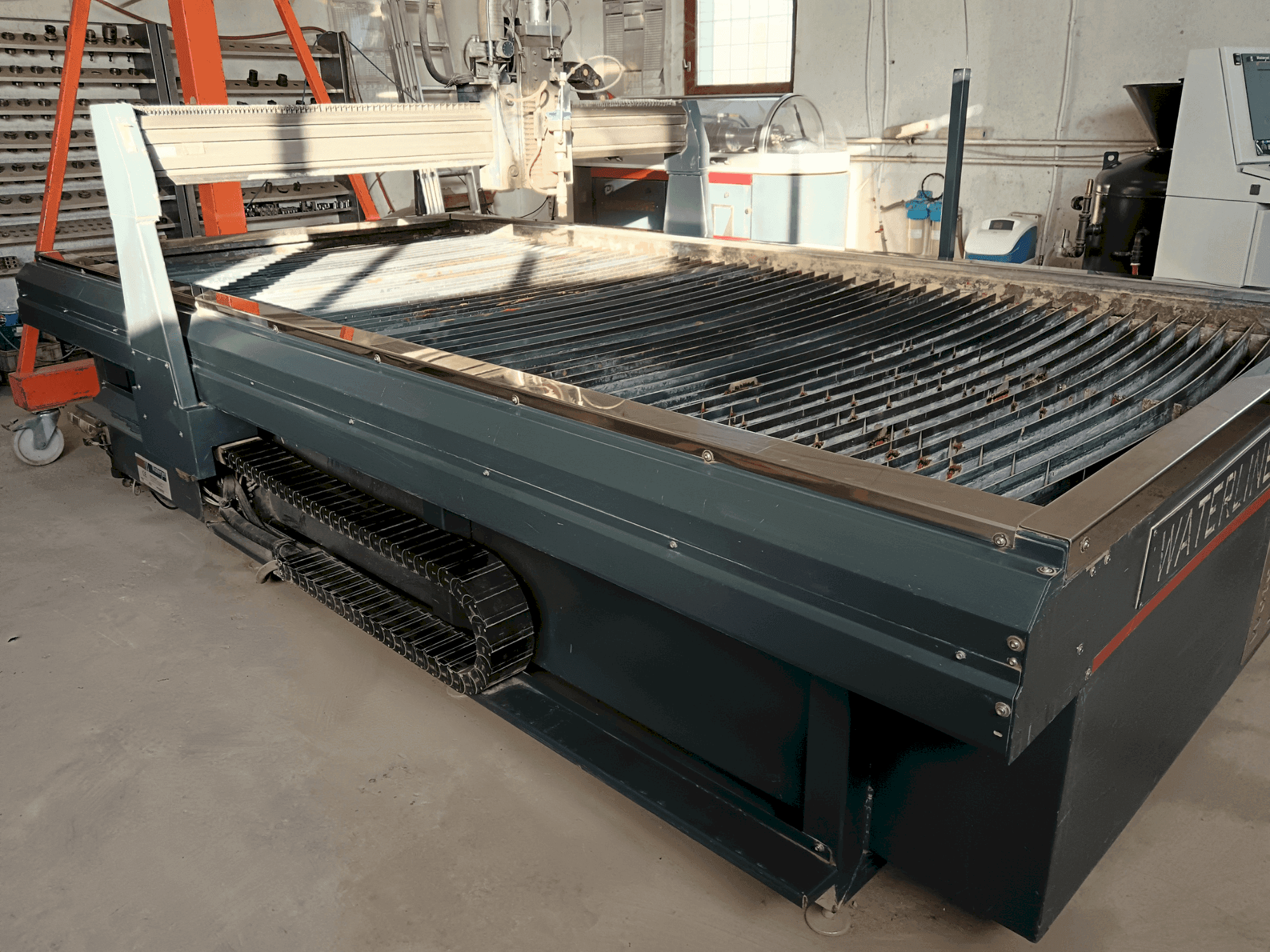 Vista frontal de la máquina Waterjet Italy WL510