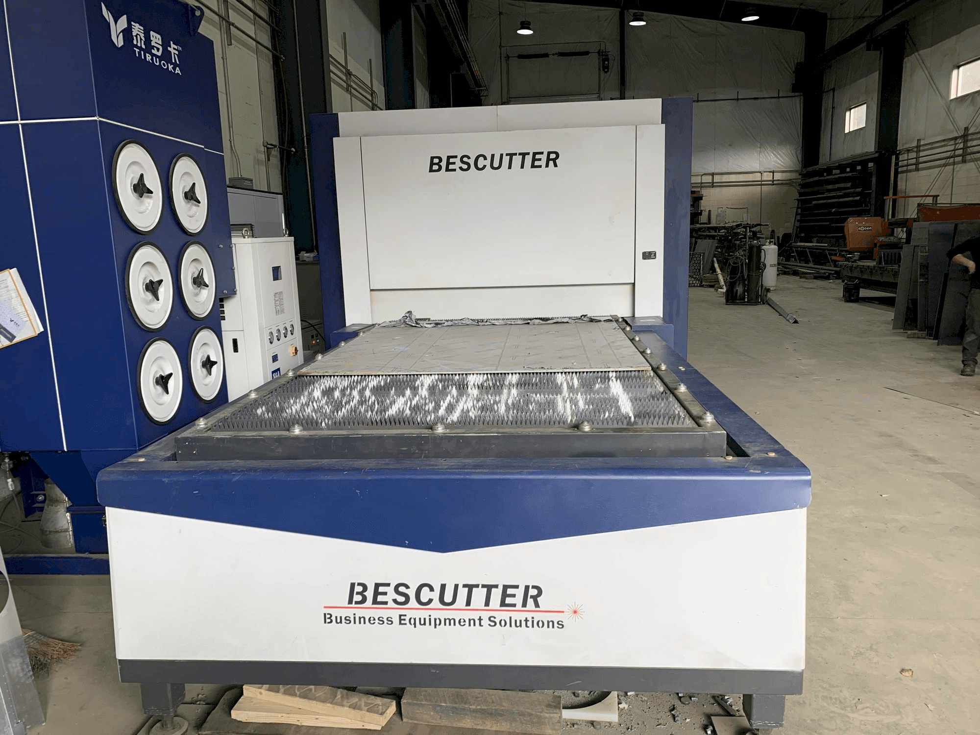 Vista frontal de la máquina BESCUTTER Tital-8000W IPG