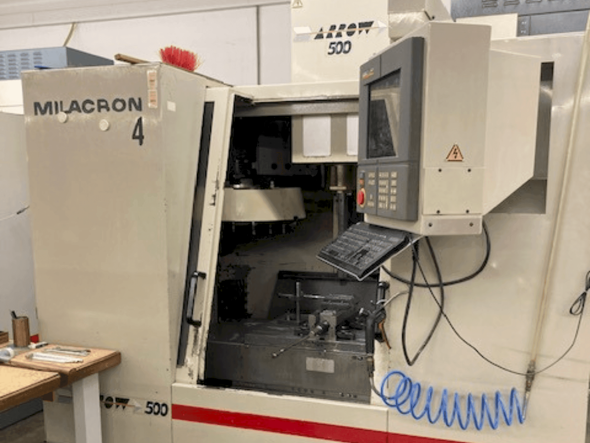 Vista frontal de la máquina Cincinnati Milacron Arrow 500