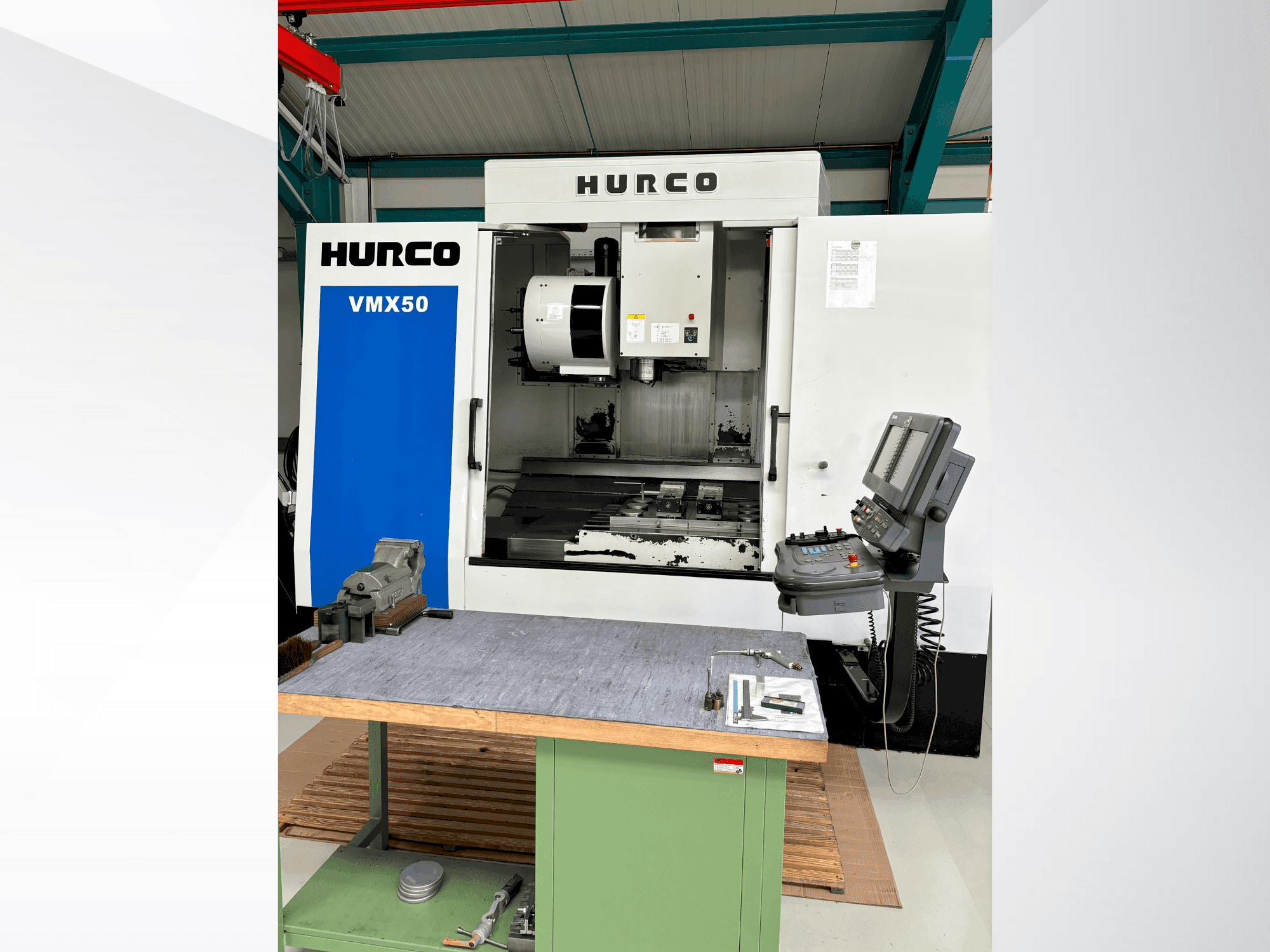Vista frontal de la máquina Hurco VMX50