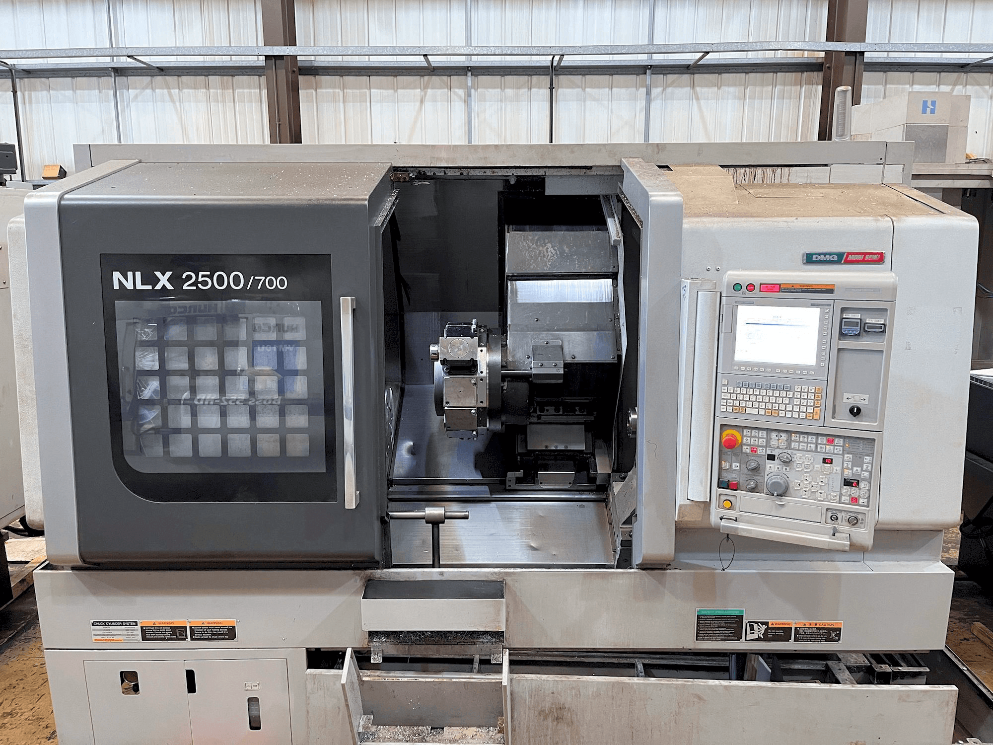 Vista frontal de la máquina MORI SEIKI NLX2500Y-700
