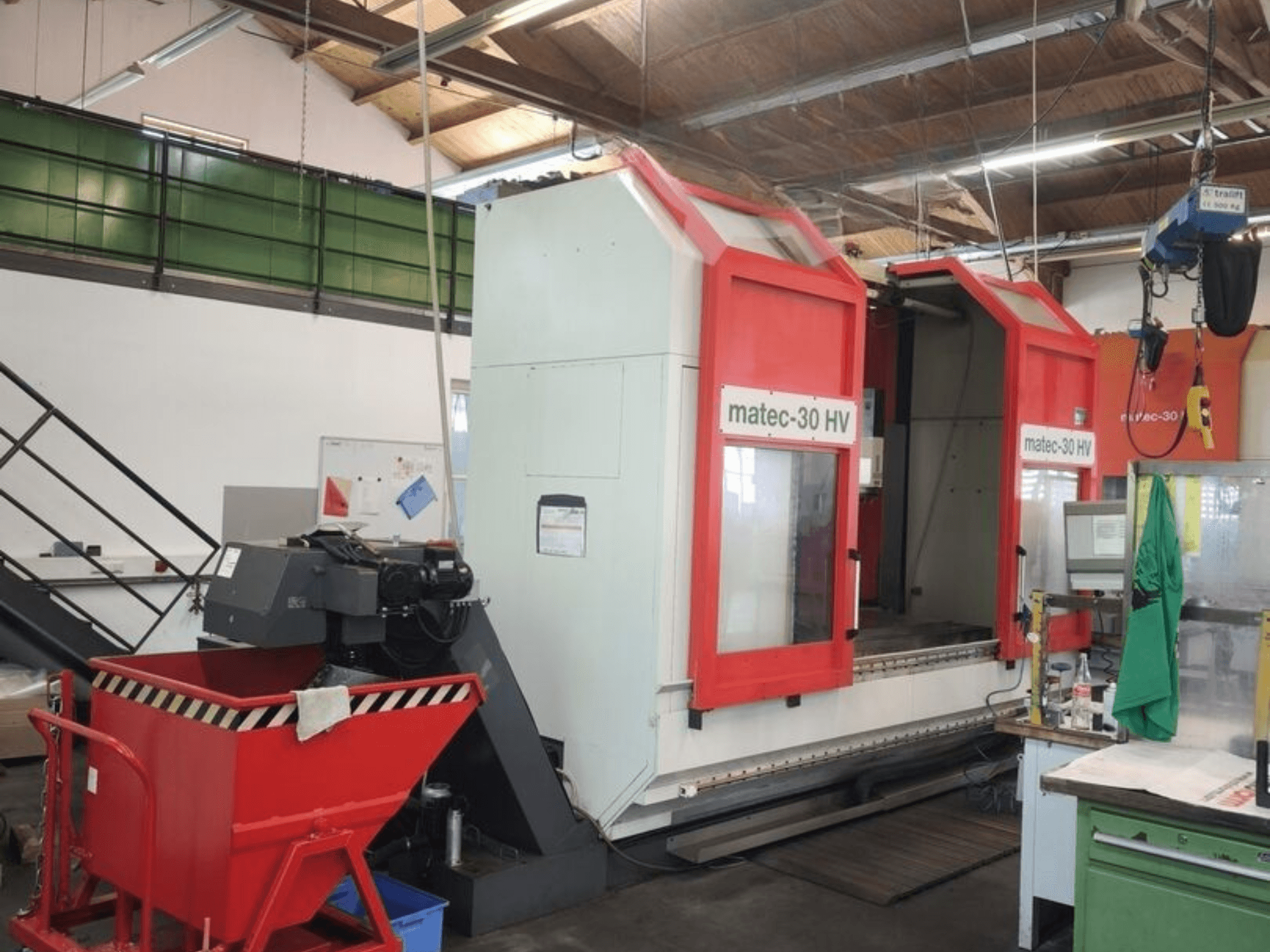 Centro de mecanizado universal Matec HV30, de color rojo y blanco, en un taller; vista lateral que muestra su amplia zona de trabajo y sus mandos.