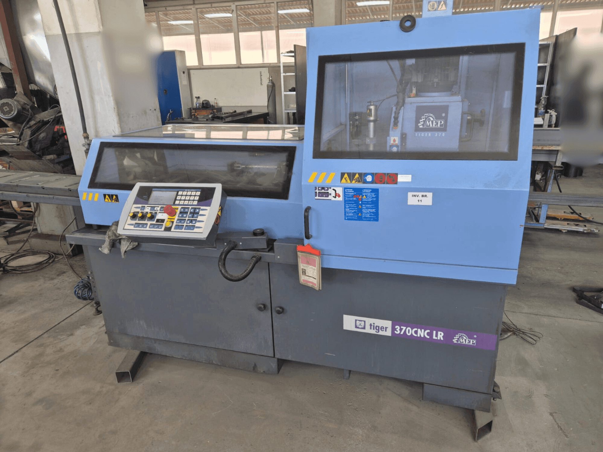 Vista frontal de la máquina MEP Tiger 370 CNC