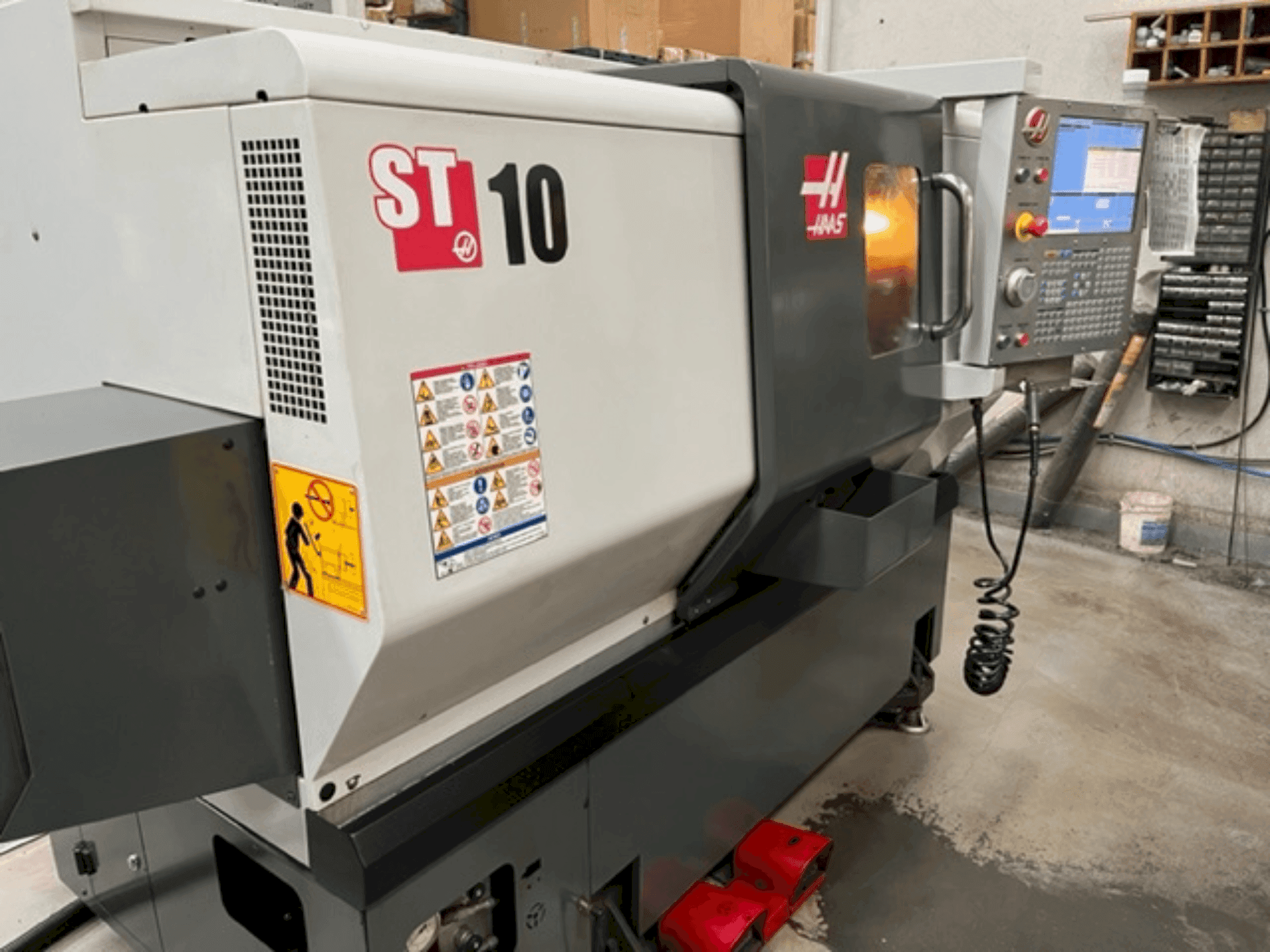 Vista frontal de la máquina HAAS ST 10