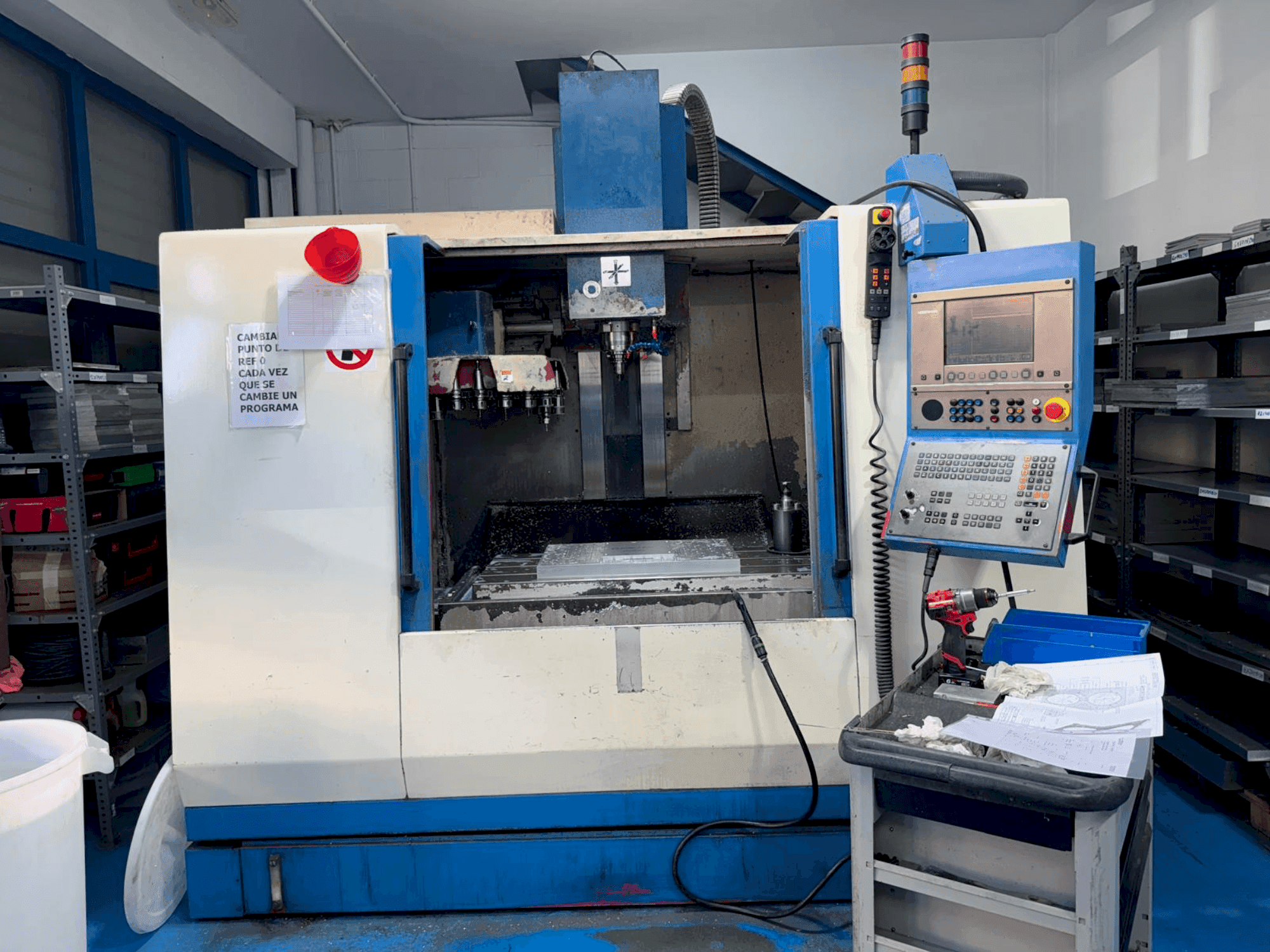 Vista frontal de la máquina LAGUN GVC 1000