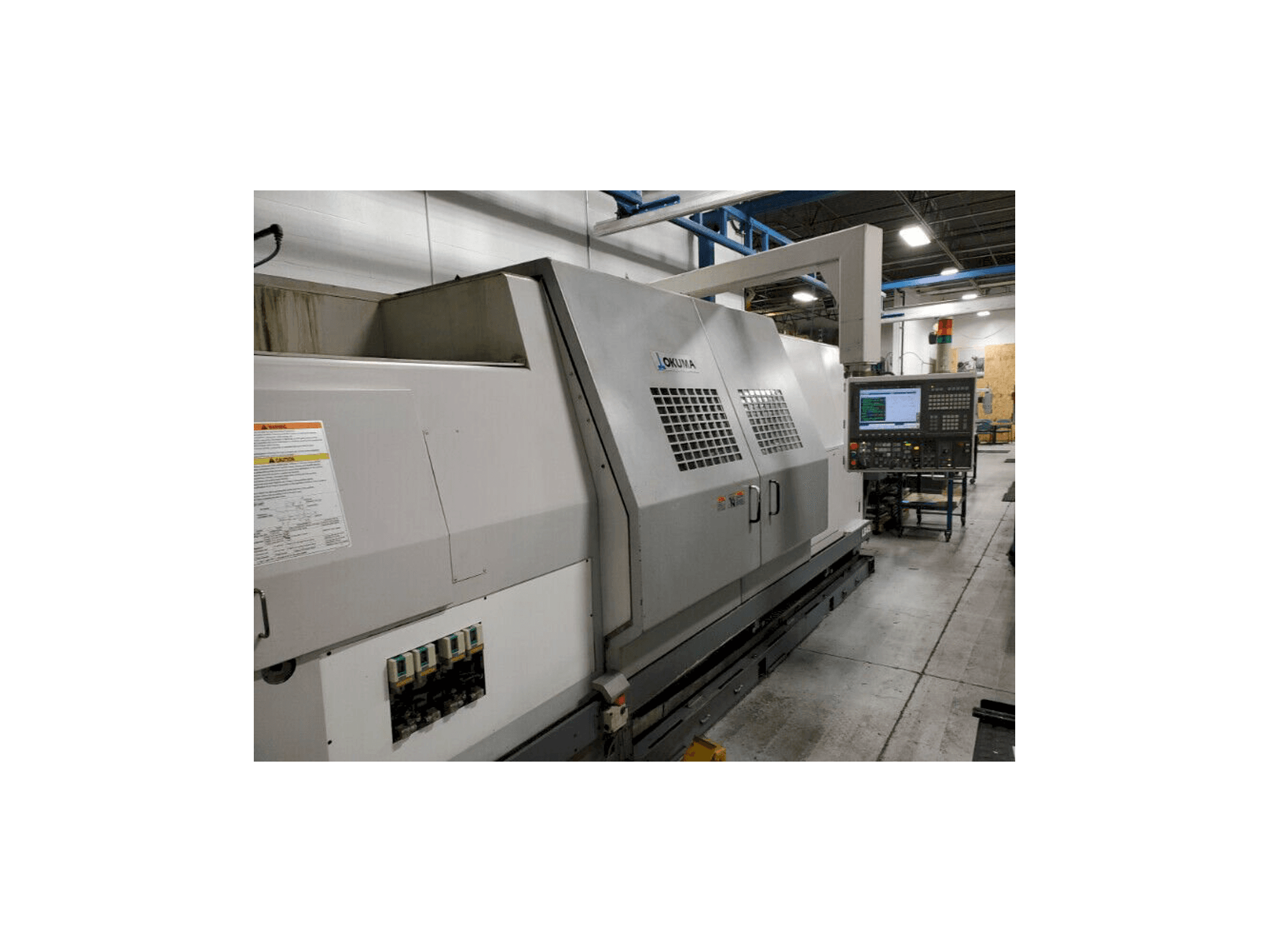 Vista lateral izquierda de la máquina Okuma LB45 II