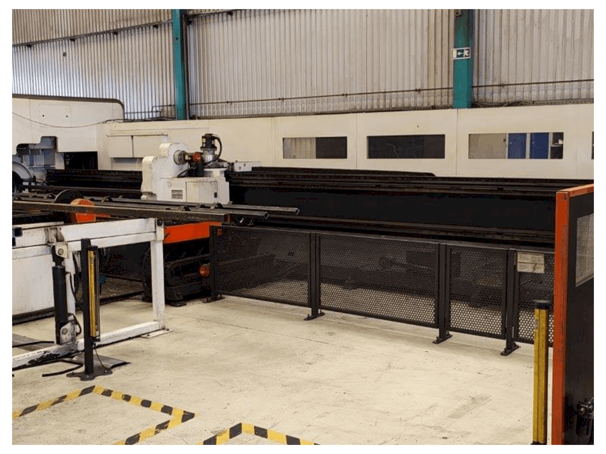 Vista frontal de la máquina Mazak Fabri Gear 220 4kW
