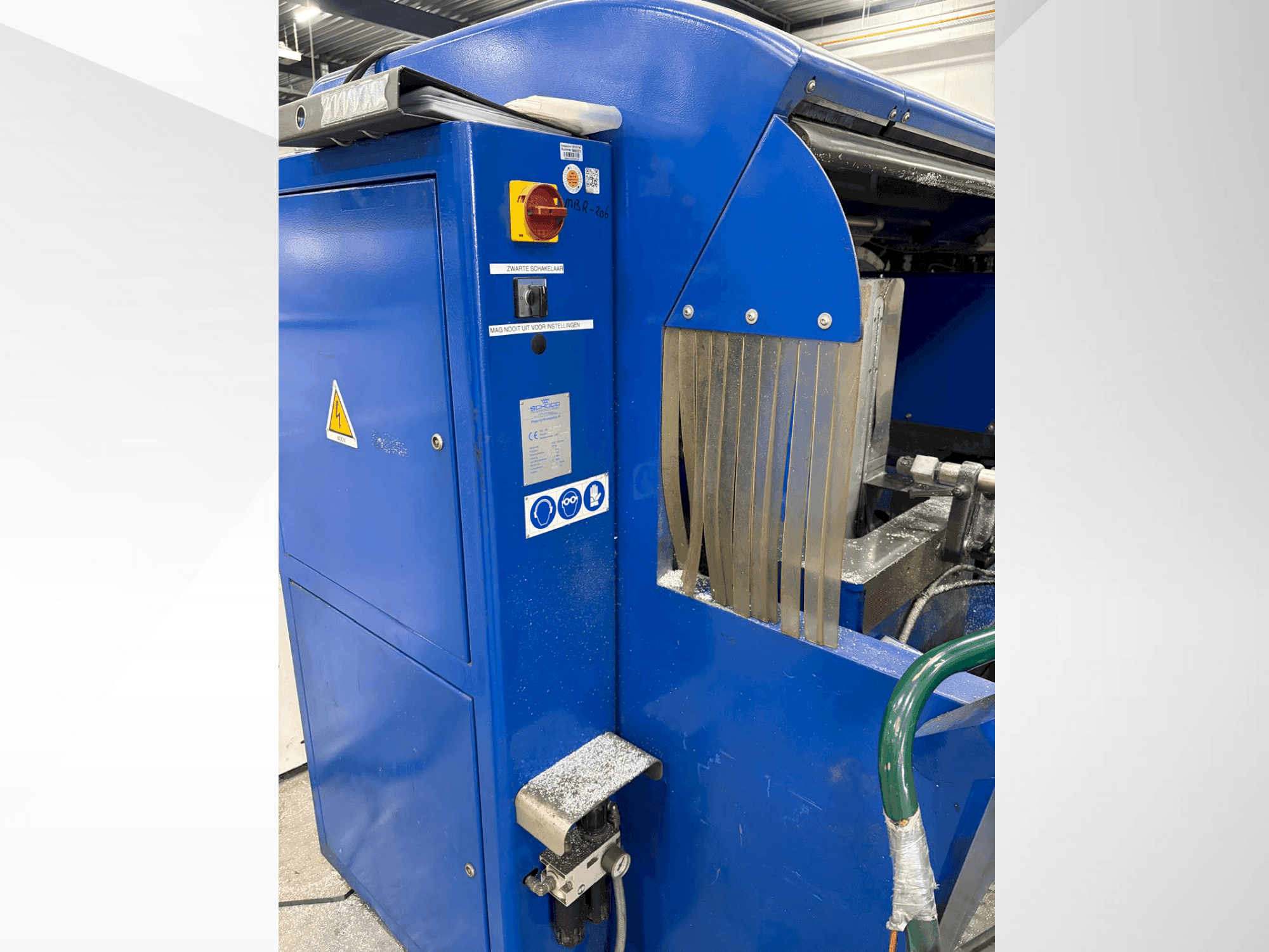 Vista frontal de la máquina SCHÜCO B 50 S