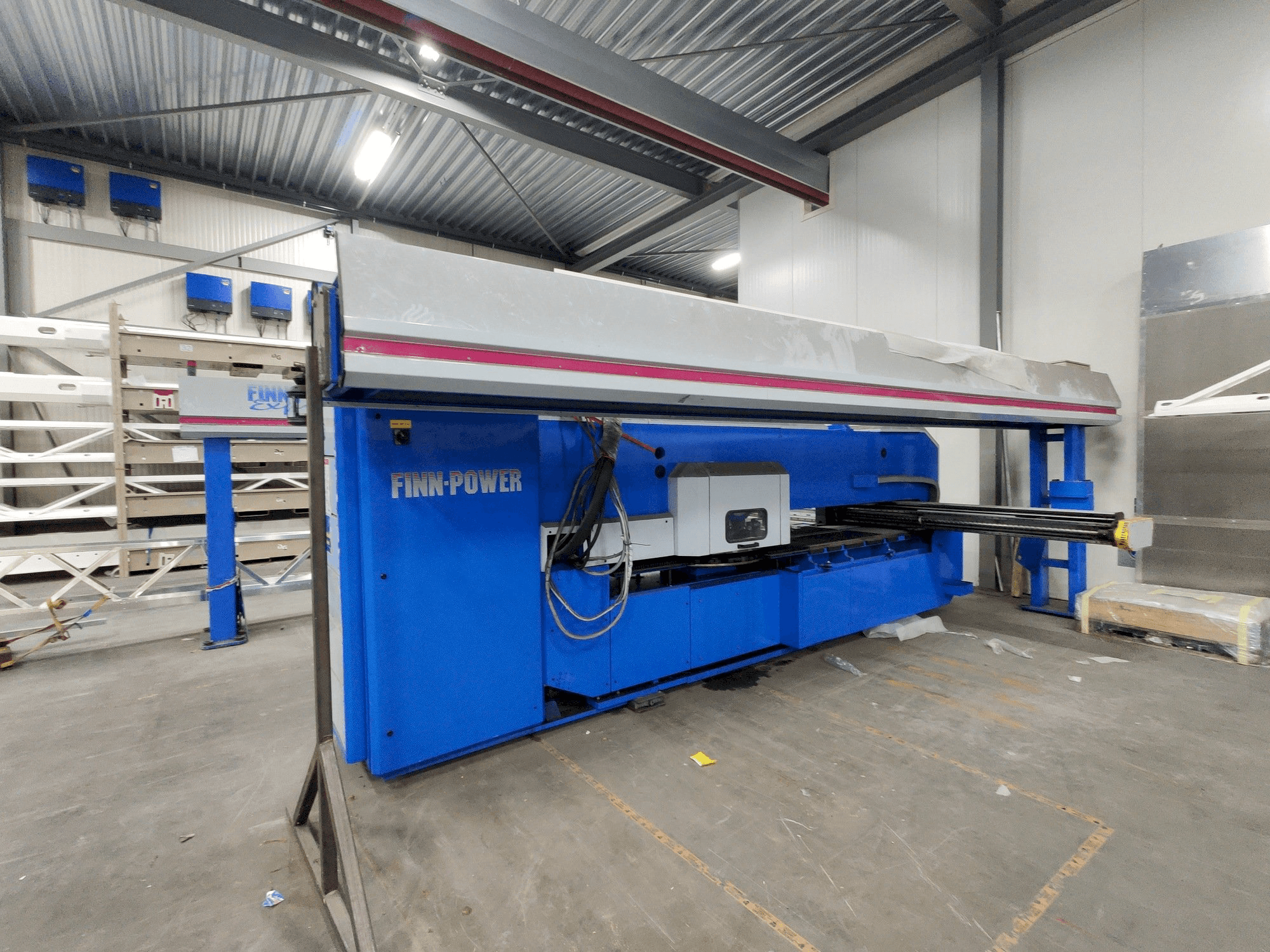 Vista frontal de la máquina Finn-Power F6-25 SB/AM + FMM 300 / 1 / UT automation