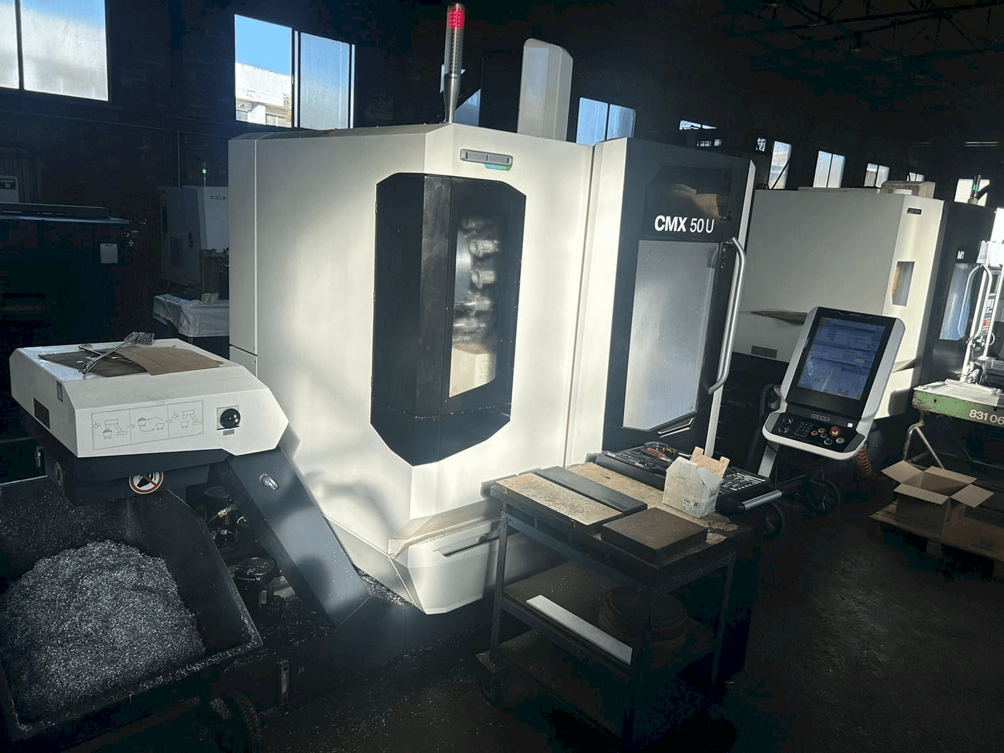 Vista frontal de la máquina DMG MORI CMX 50 U