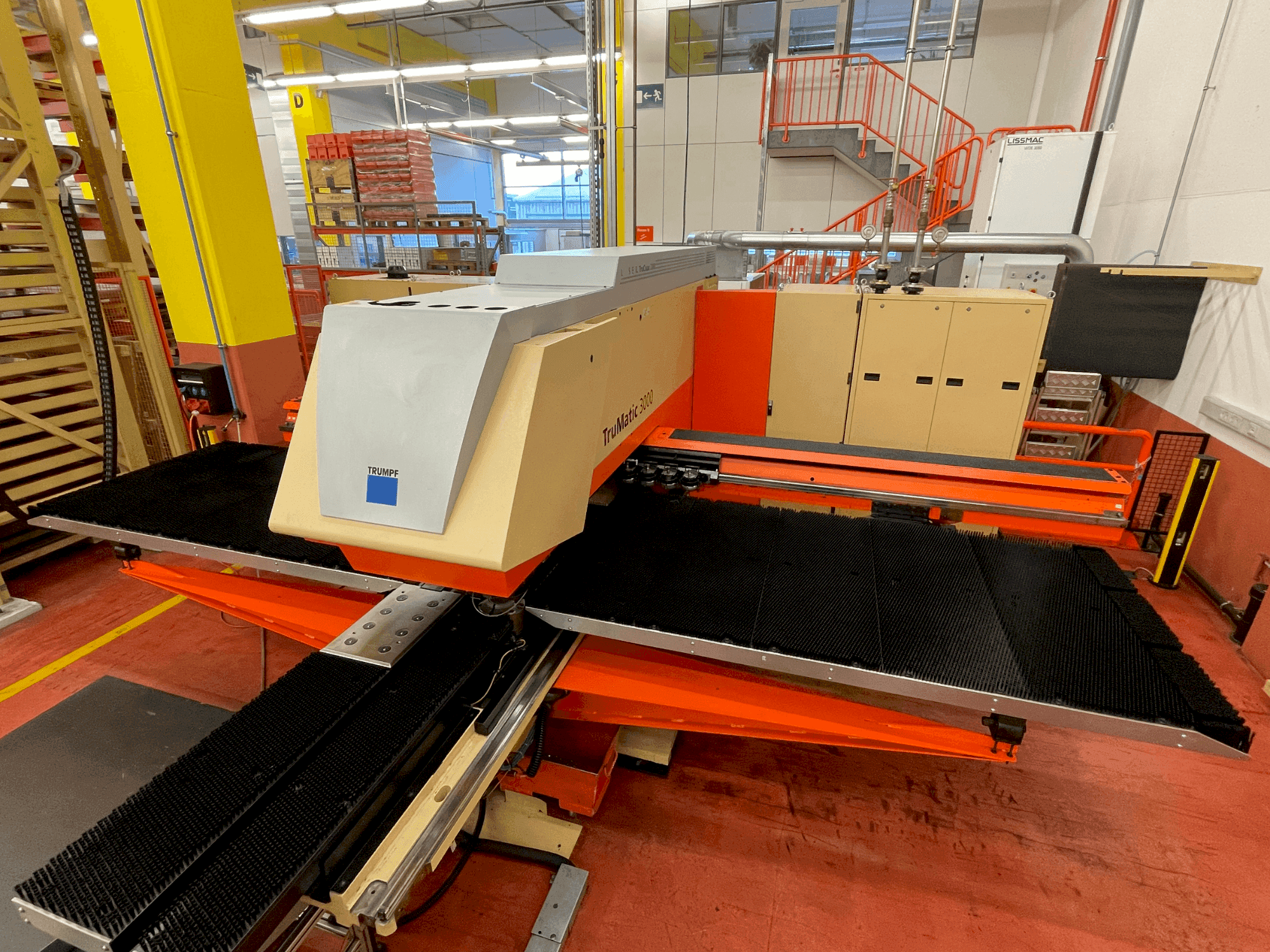 Vista frontal de la máquina TRUMPF TruMatic 3000