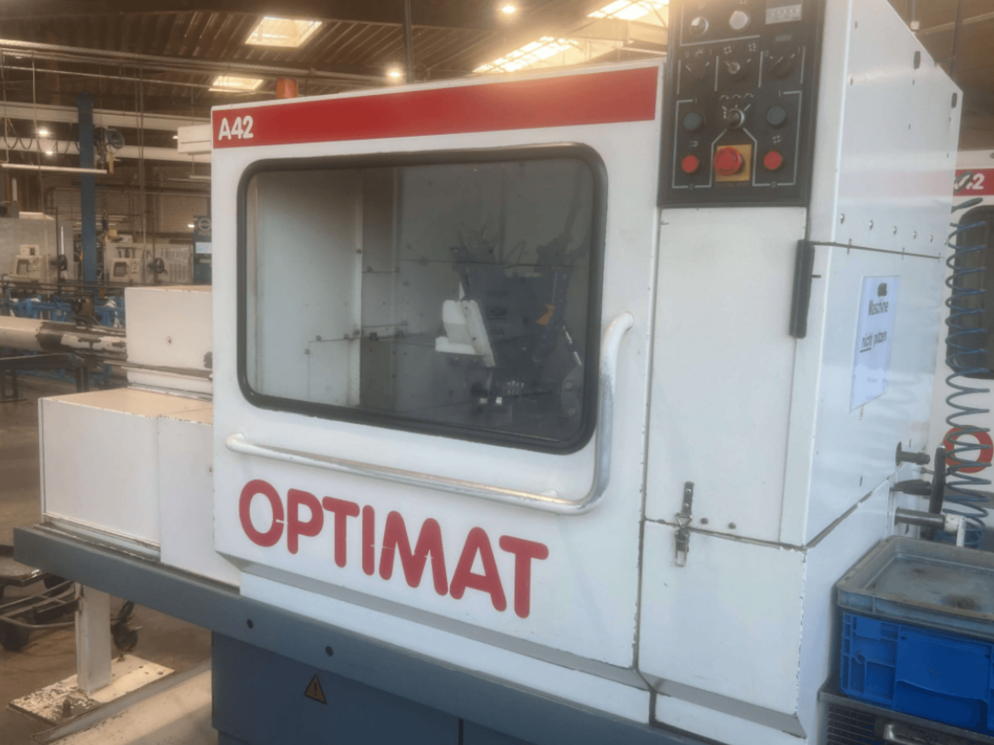 Torno horizontal KOVOSVIT MAS OPTIMAT A42, vista lateral, en la que se aprecian el panel de control y la gran pantalla de cristal.