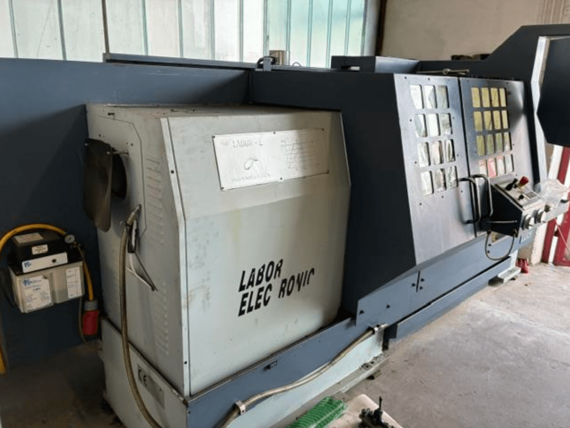 Máquina de torneado horizontal PADOVANI E255/1500, vista lateral mostrando controles, panel eléctrico y características operativas.