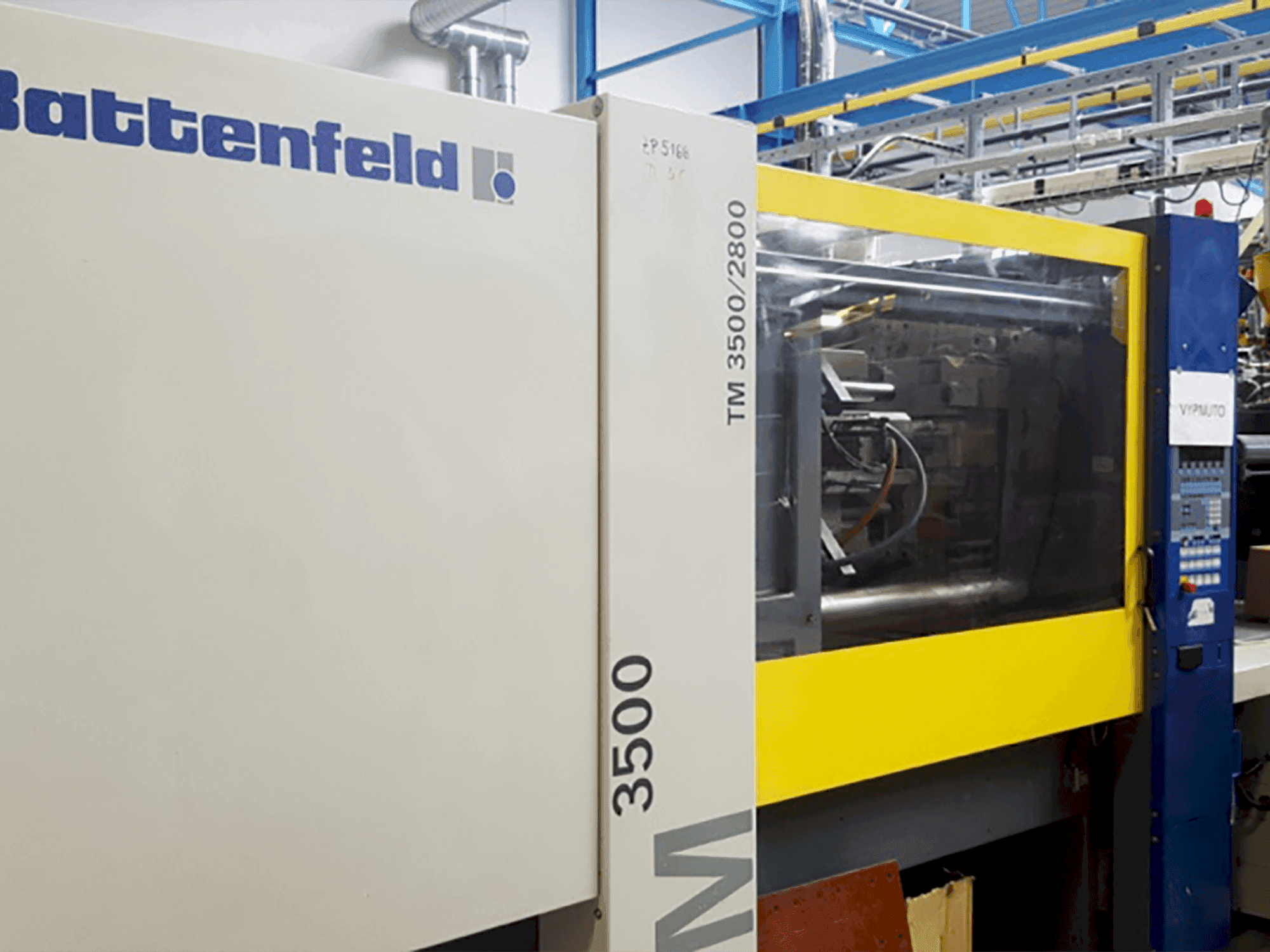 Vista frontal de la máquina Battenfeld TM 3500/2800