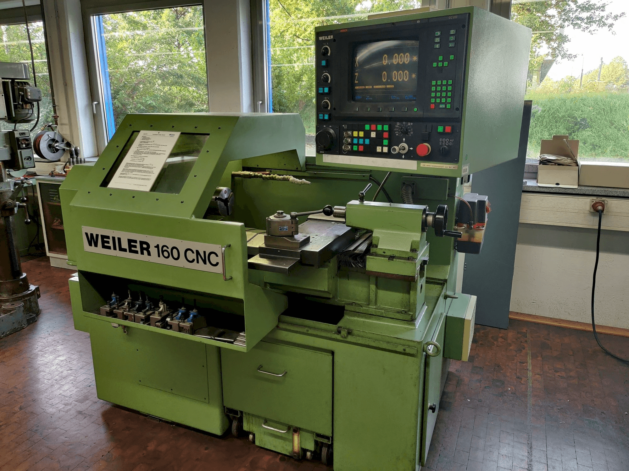 Vista frontal de la máquina Weiler 160 CNC