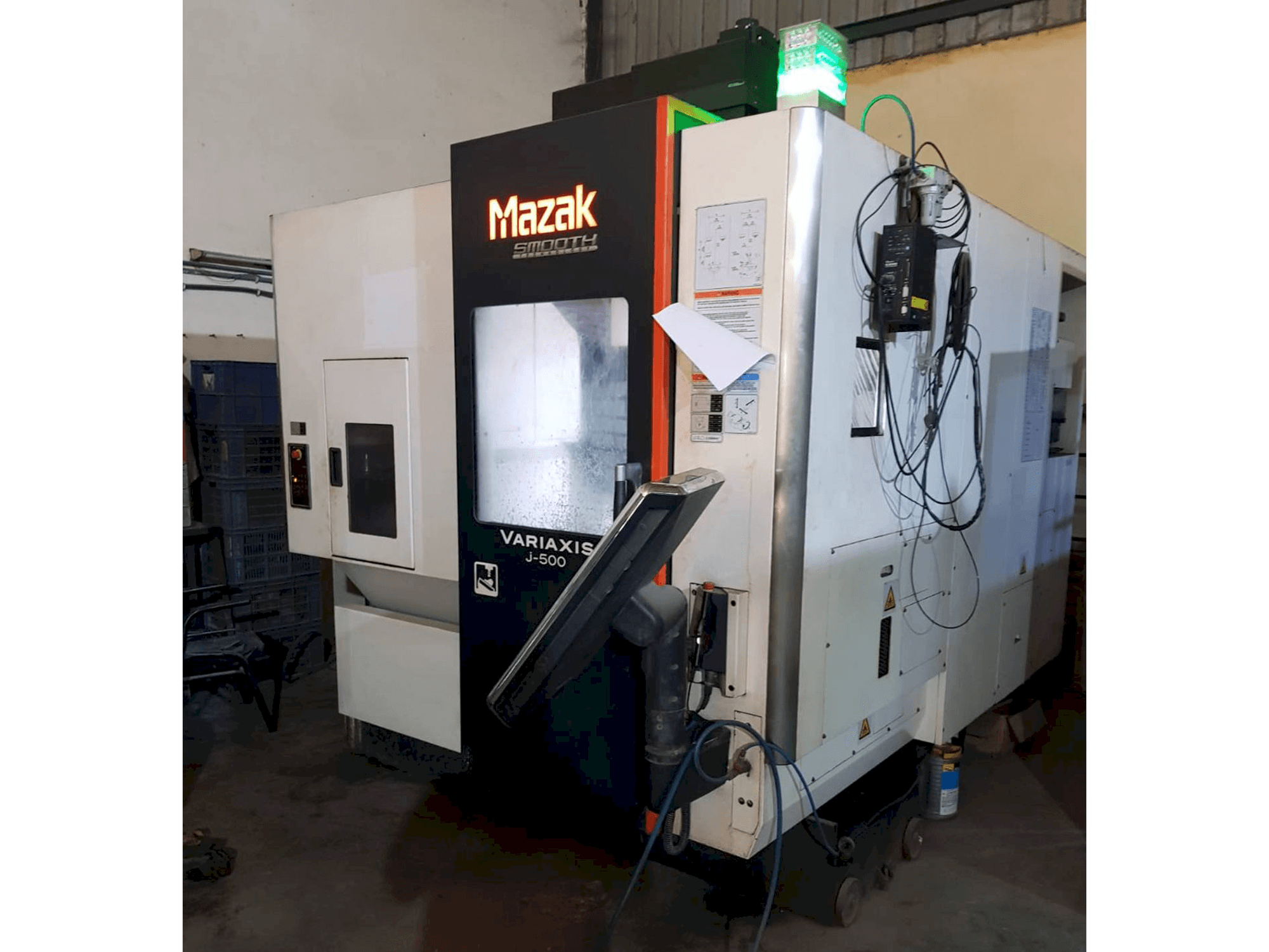 Vista frontal de la máquina Mazak Variaxis J-500