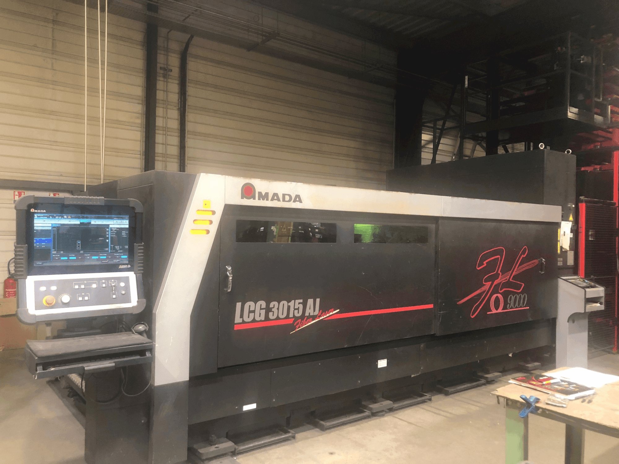 Vista frontal de la máquina AMADA LCG-3015AJ 9kw + ASLUL TWIN TOWER