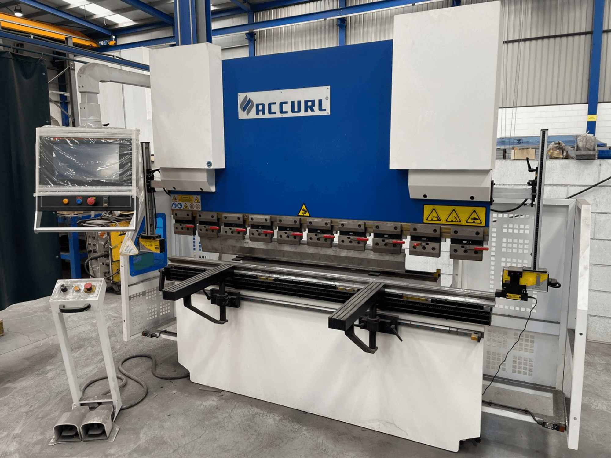 Plegadora ACCURL M37-63Tx2000 vista frontal, en la que se aprecian el panel de control, los dispositivos de seguridad y las herramientas de plegado.