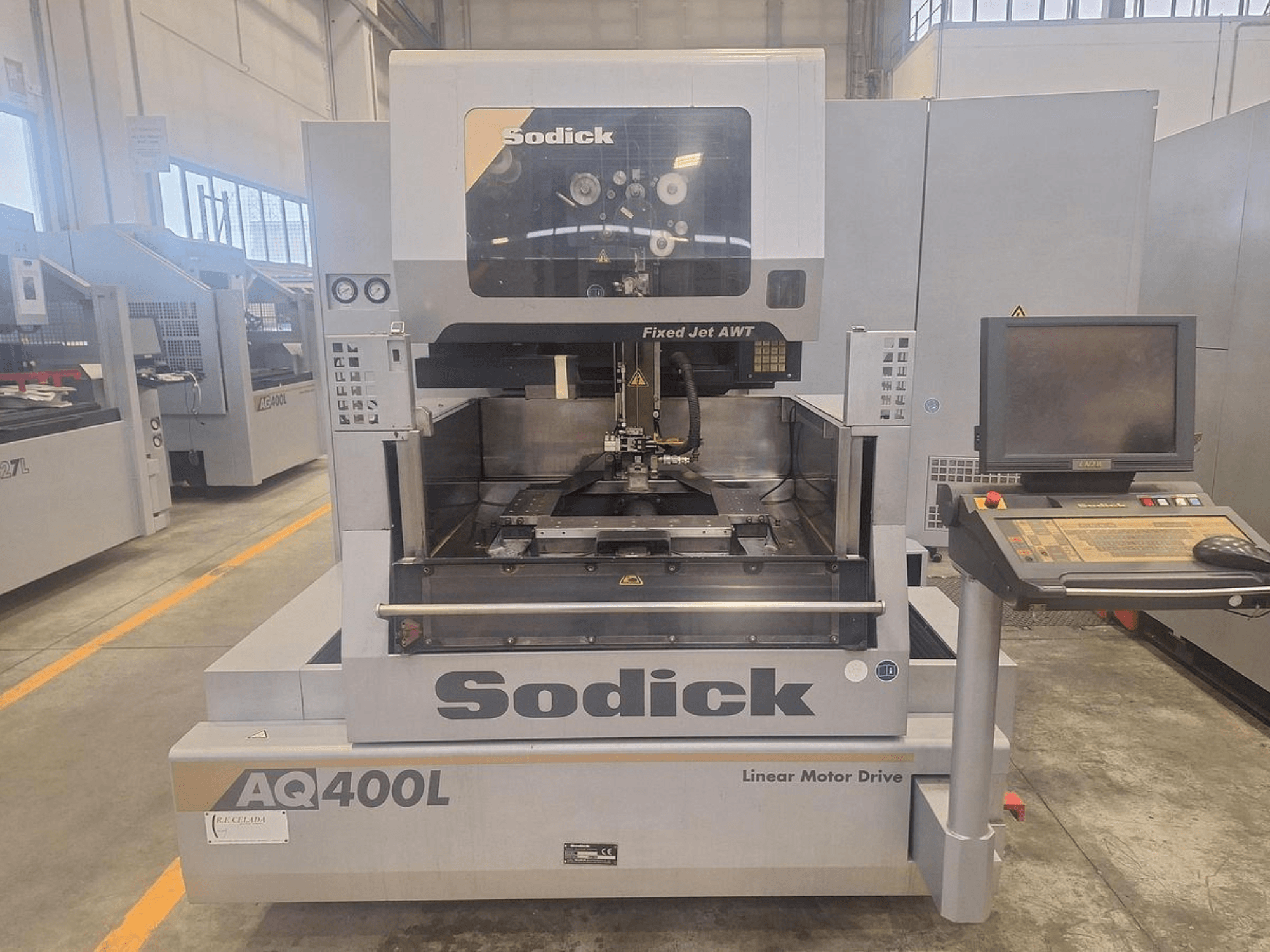 Máquina de accionamiento por motor lineal Sodick AQ400L mostrada de frente, con panel de control y zona de trabajo interna.
