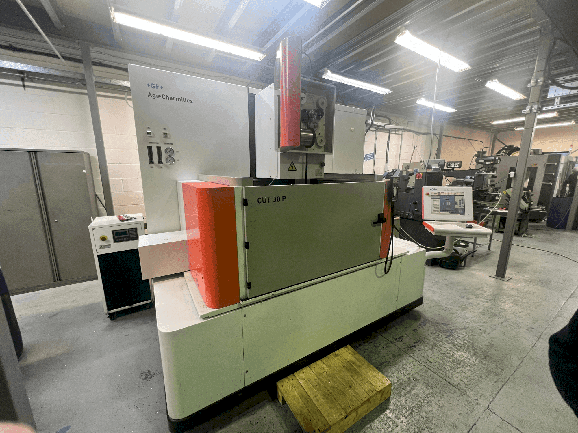 Vista frontal de la máquina AgieCharmilles CUT 30P
