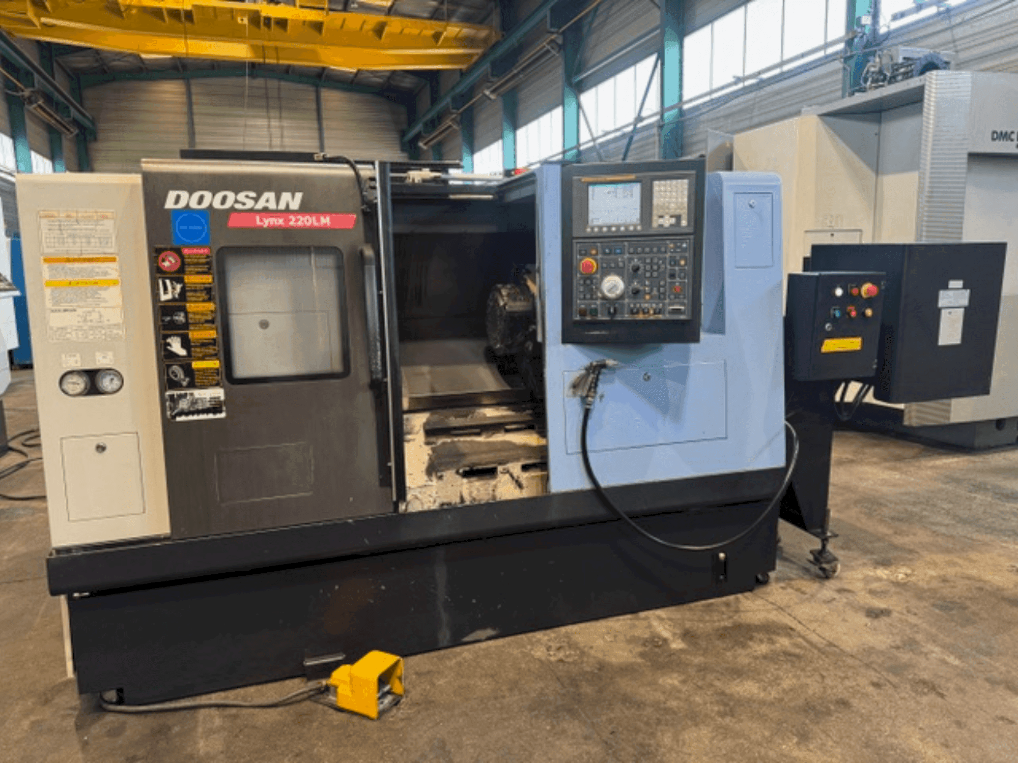 Vista frontal de la máquina DOOSAN LYNX 220 LMA