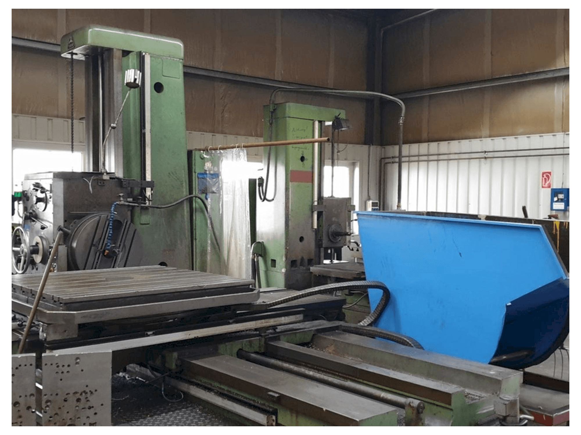 Vista frontal de la máquina TOS W 100 A