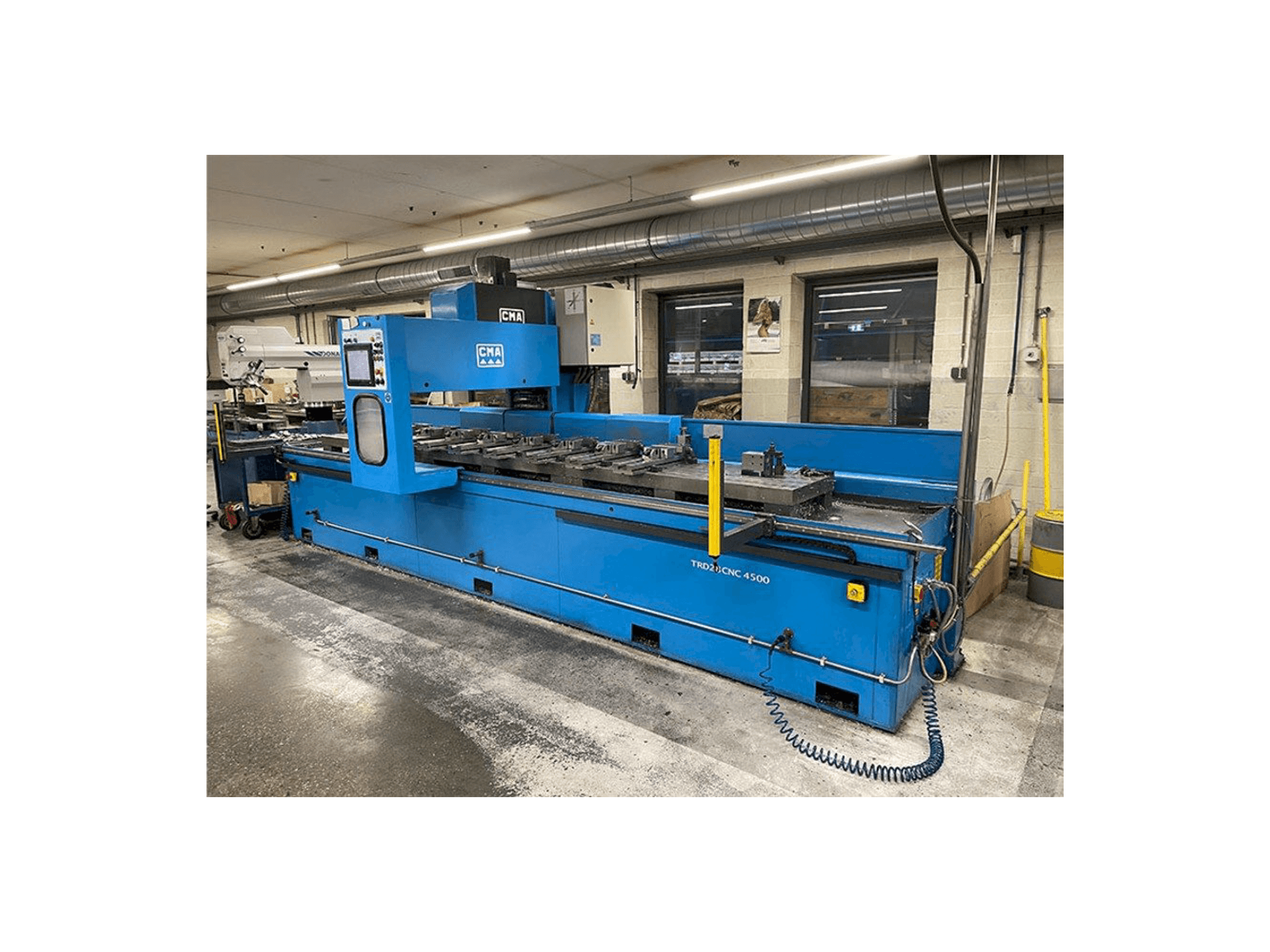 Vista frontal de la máquina CMA TRD28CNC 4500