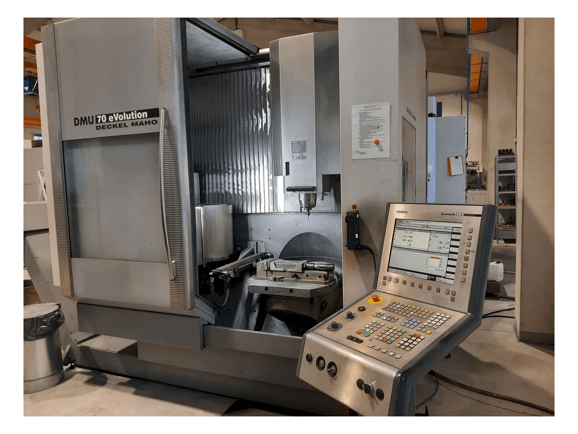 Vista frontal de la máquina DMG DMU 70 eVolution