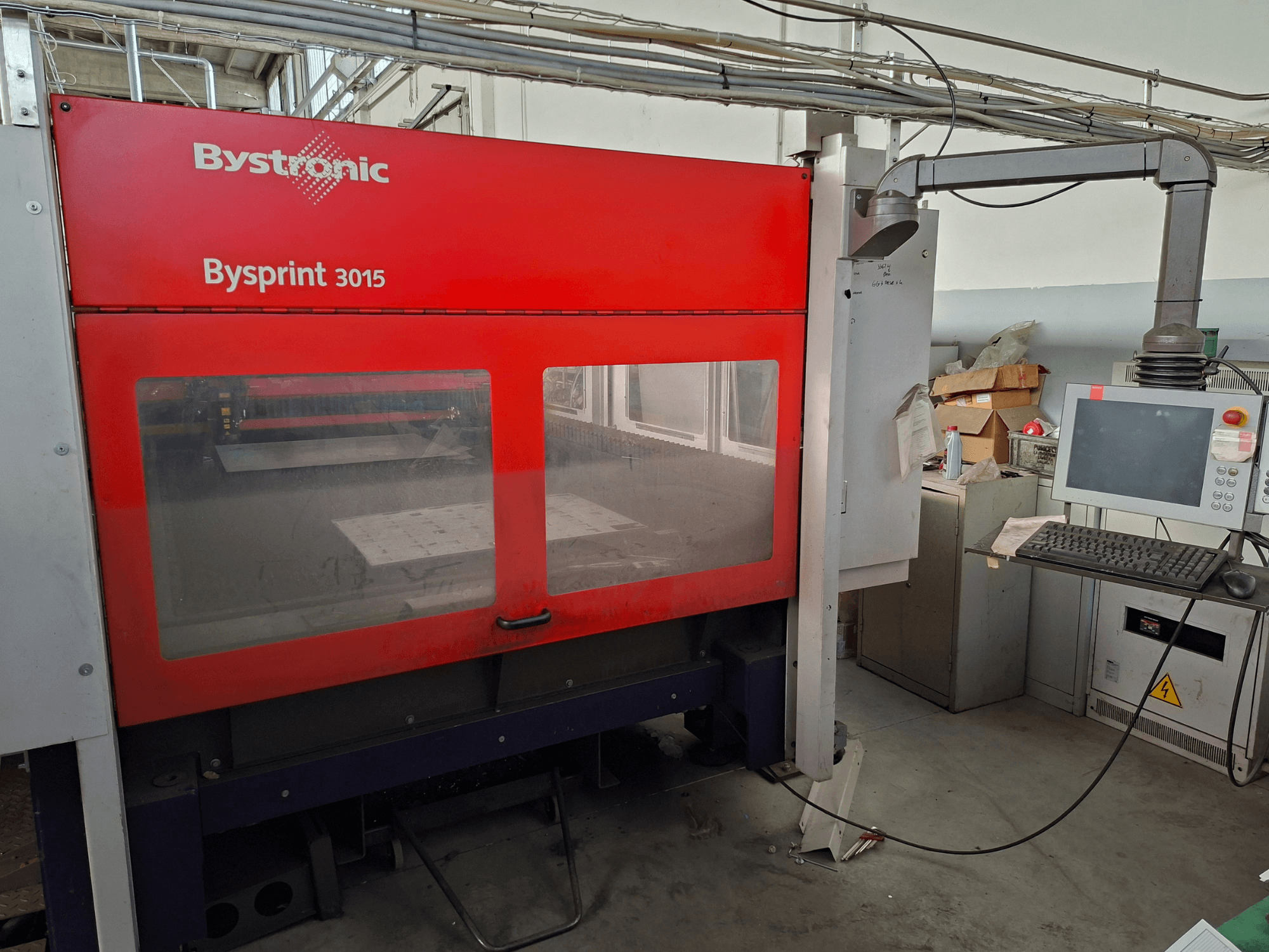 Máquina de corte por láser de CO₂ Bystronic Bysprint 3015, vista frontal en la que se aprecian el panel de control y la zona de corte por láser.
