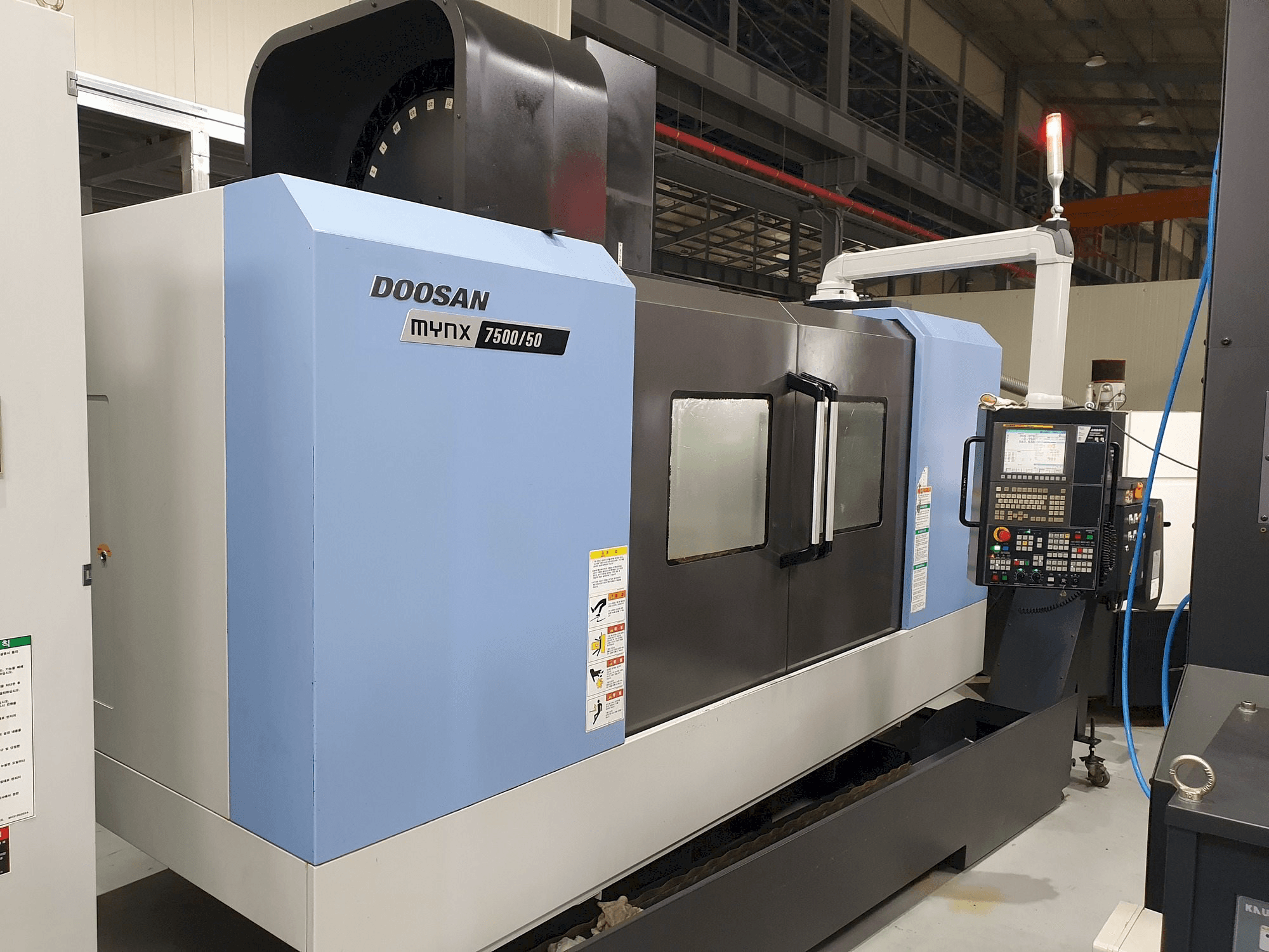 Vista frontal de la máquina Doosan MYNX 7500/50